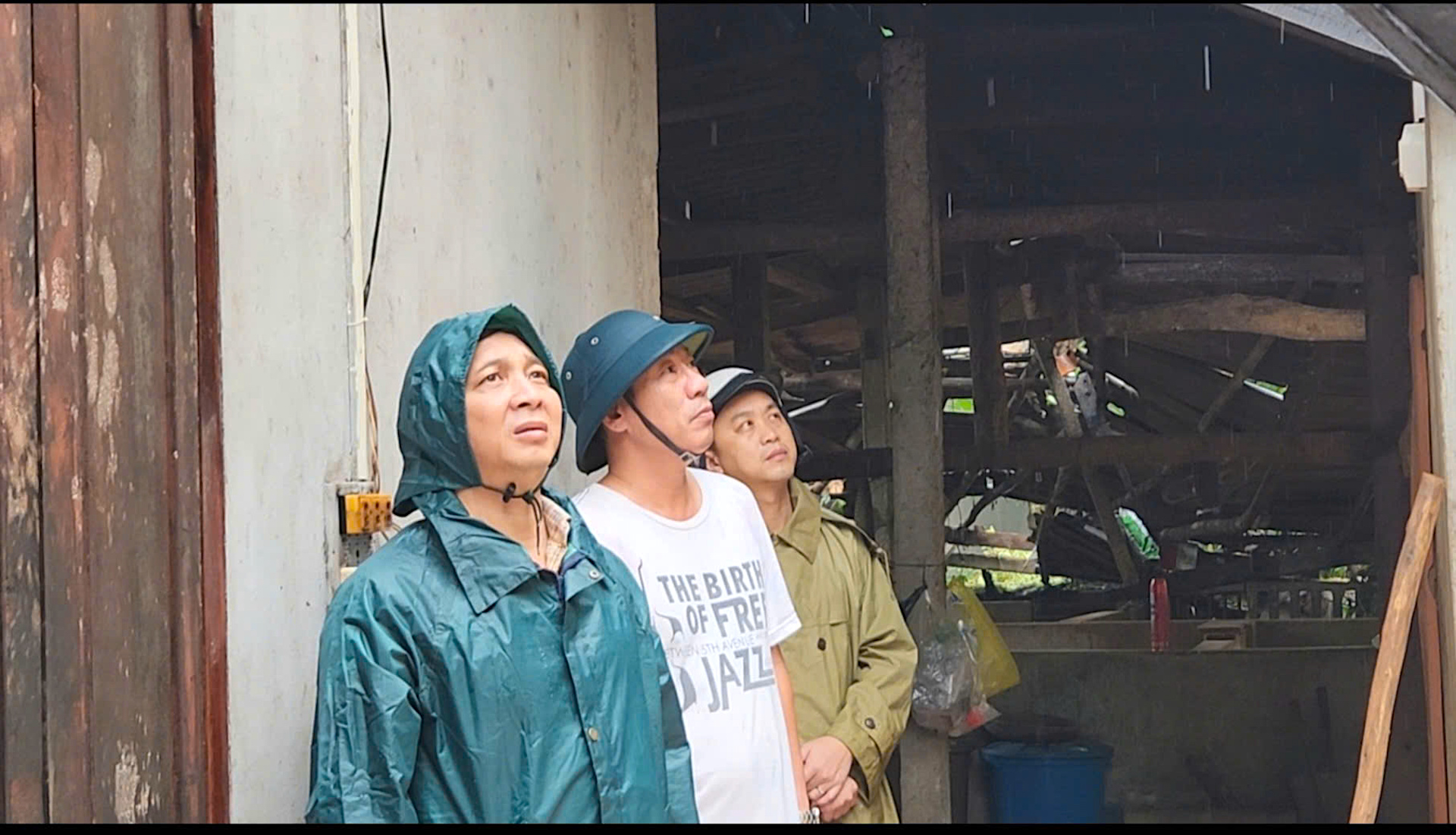 Quả đồi sạt lở "tấn c&ocirc;ng" nh&agrave; d&acirc;n, uy hiếp an to&agrave;n quốc lộ qua Quảng Ng&atilde;i- Ảnh 14.