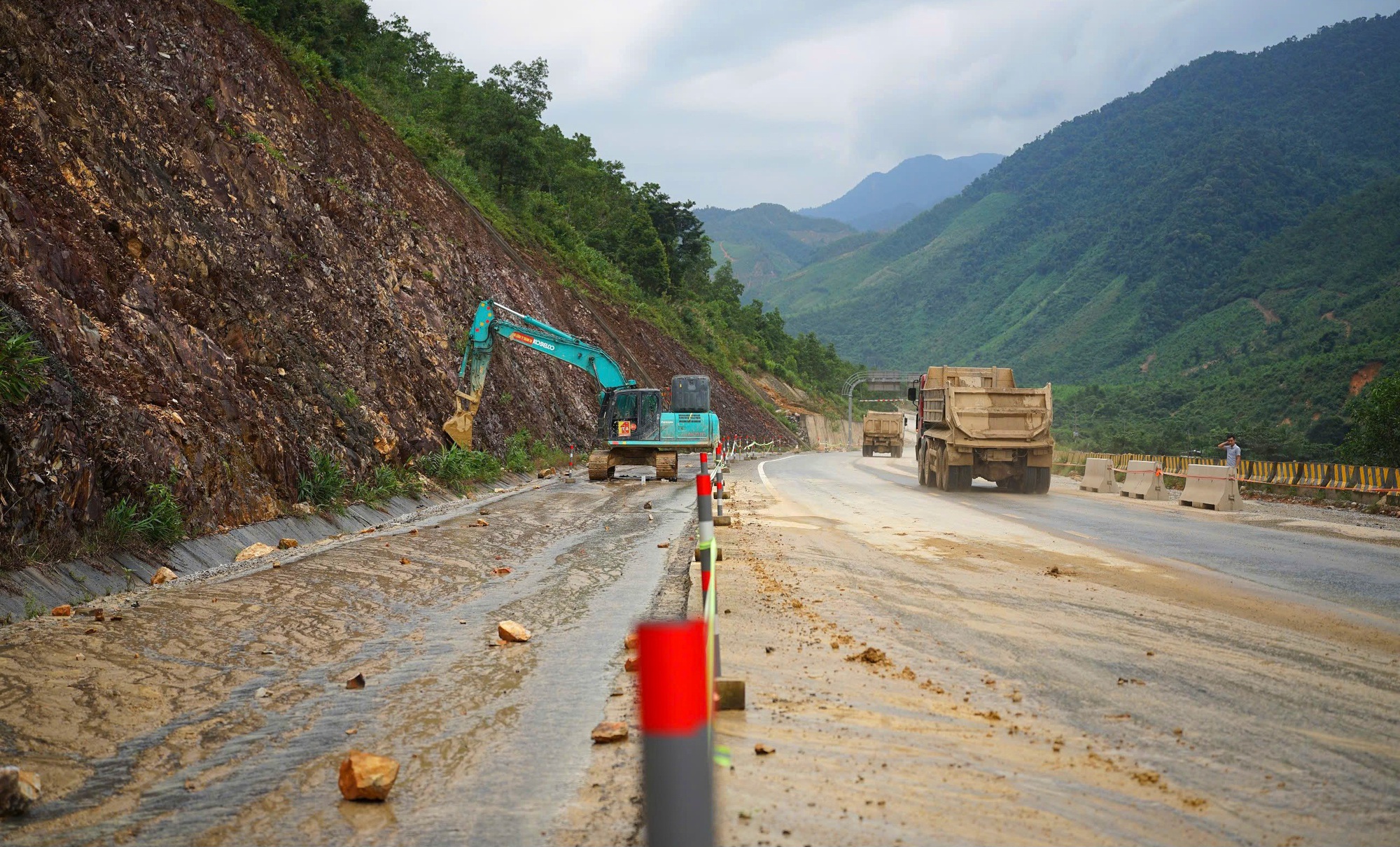 H&igrave;nh ảnh ng&agrave;y đầu cao tốc La Sơn - H&ograve;a Li&ecirc;n th&ocirc;ng xe sau sạt lở- Ảnh 2.