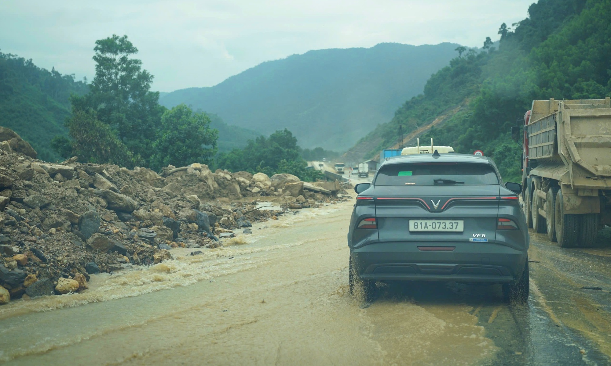 H&igrave;nh ảnh ng&agrave;y đầu cao tốc La Sơn - H&ograve;a Li&ecirc;n th&ocirc;ng xe sau sạt lở- Ảnh 3.