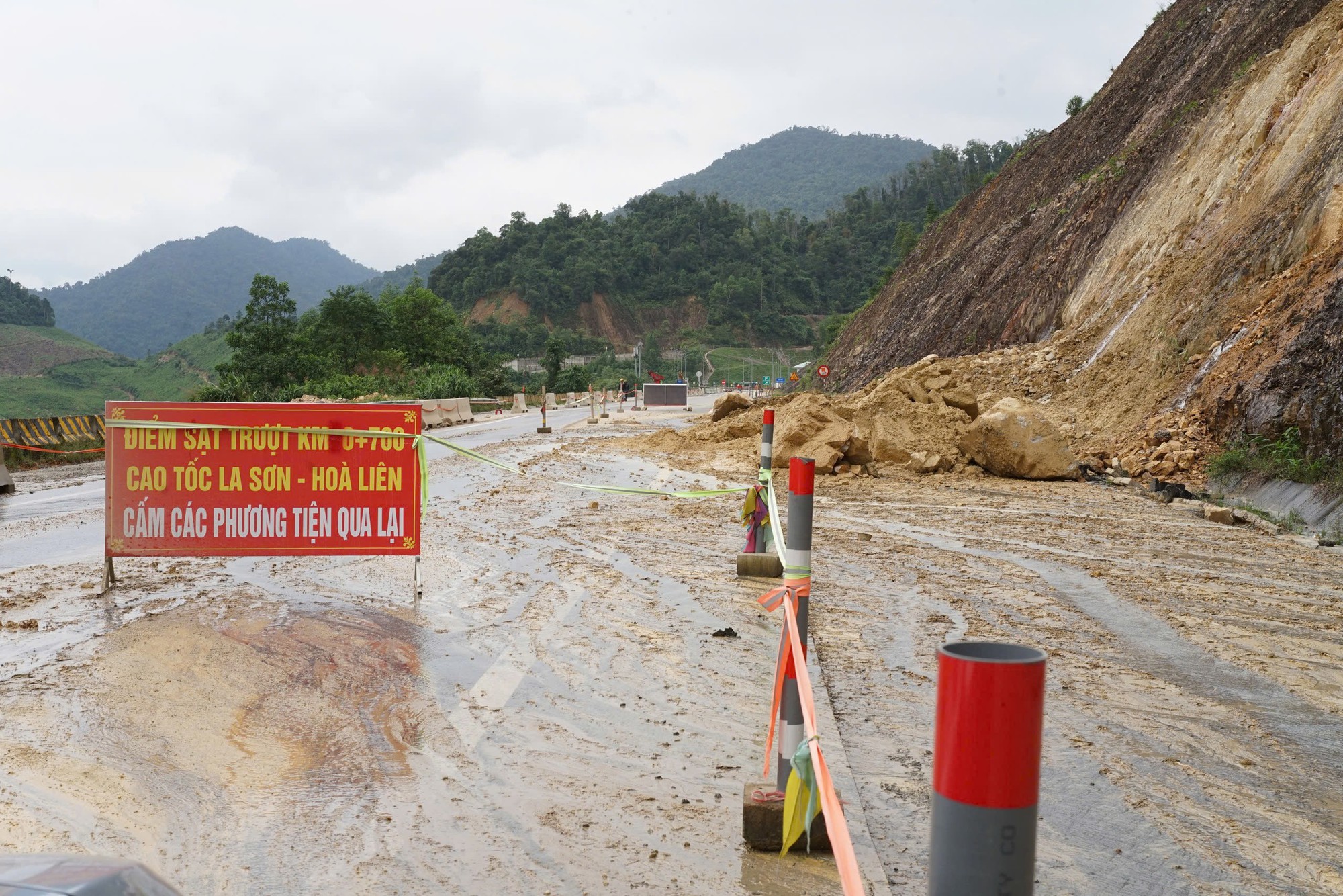 Hình ảnh ngày đầu cao tốc La Sơn - Hòa Liên thông xe sau sạt lở- Ảnh 6. Hình ảnh ngày đầu cao tốc La Sơn - Hòa Liên thông xe sau sạt lở- Ảnh 6.