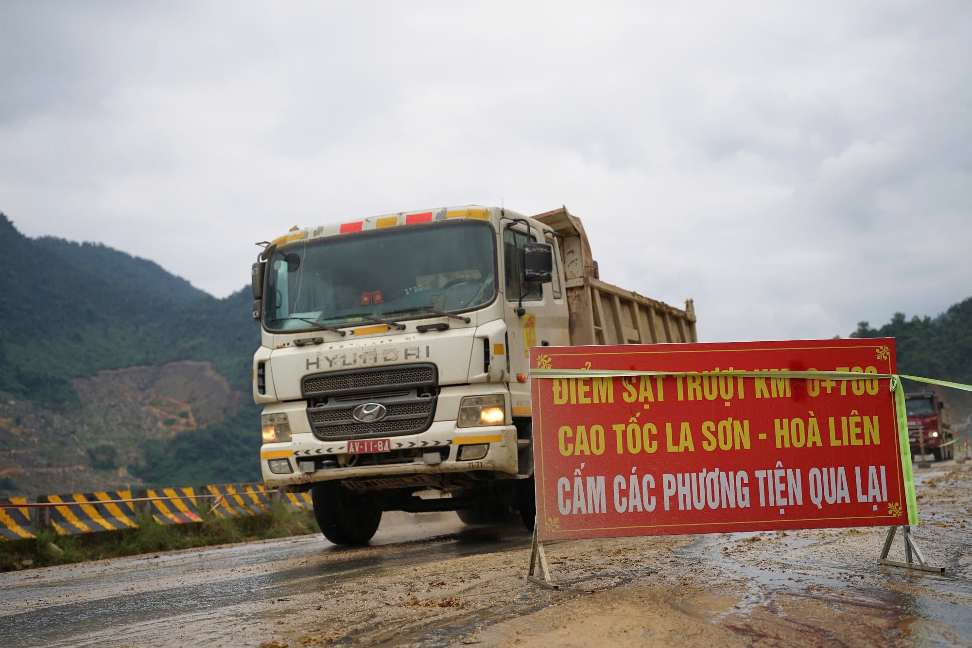 Hình ảnh ngày đầu cao tốc La Sơn - Hòa Liên thông xe sau sạt lở- Ảnh 4. Hình ảnh ngày đầu cao tốc La Sơn - Hòa Liên thông xe sau sạt lở- Ảnh 4.