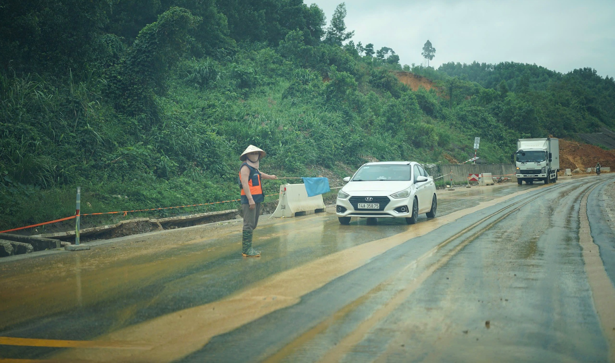 Hình ảnh ngày đầu cao tốc La Sơn - Hòa Liên thông xe sau sạt lở- Ảnh 5. Hình ảnh ngày đầu cao tốc La Sơn - Hòa Liên thông xe sau sạt lở- Ảnh 5.