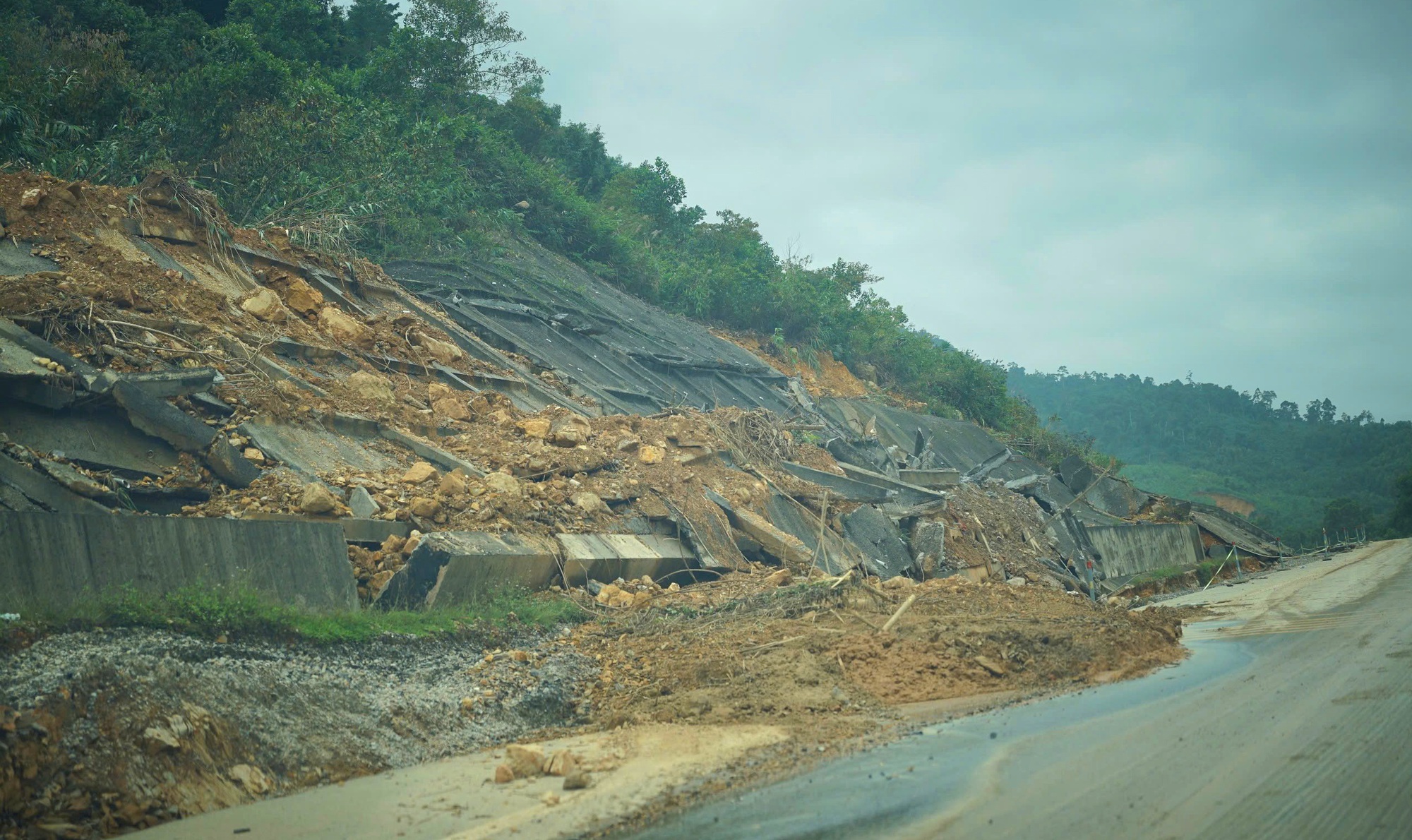 H&igrave;nh ảnh ng&agrave;y đầu cao tốc La Sơn - H&ograve;a Li&ecirc;n th&ocirc;ng xe sau sạt lở- Ảnh 7.