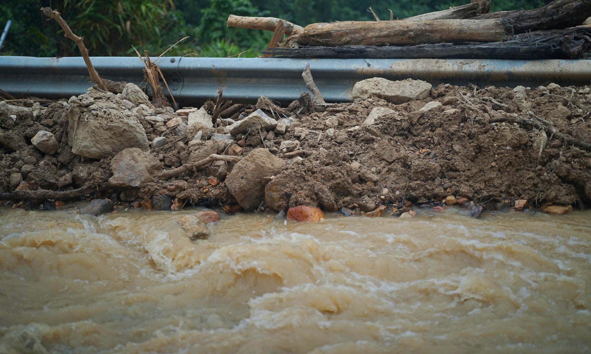 Hình ảnh ngày đầu cao tốc La Sơn - Hòa Liên thông xe sau sạt lở- Ảnh 8. Hình ảnh ngày đầu cao tốc La Sơn - Hòa Liên thông xe sau sạt lở- Ảnh 8.