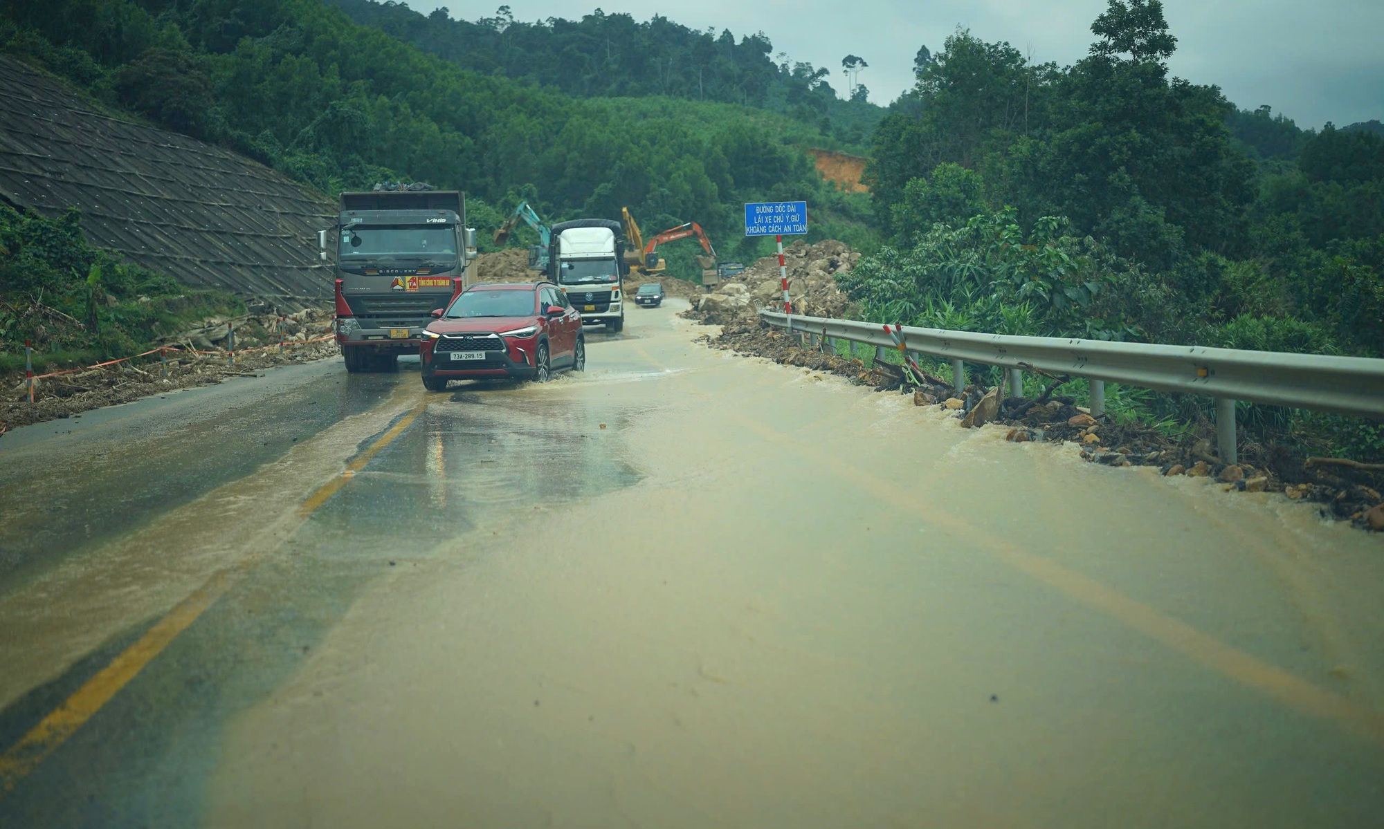 Hình ảnh ngày đầu cao tốc La Sơn - Hòa Liên thông xe sau sạt lở- Ảnh 9. Hình ảnh ngày đầu cao tốc La Sơn - Hòa Liên thông xe sau sạt lở- Ảnh 9.