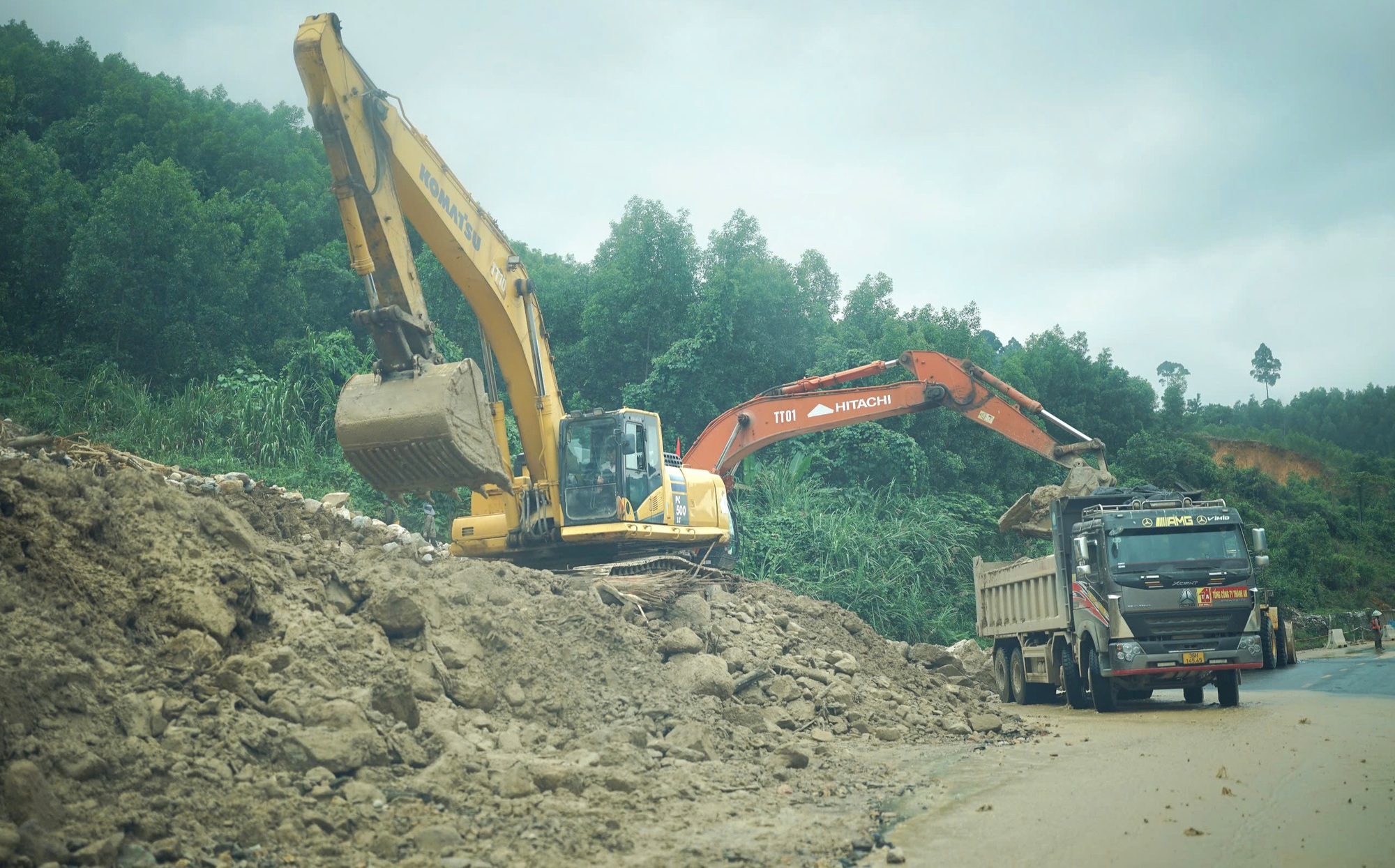 H&igrave;nh ảnh ng&agrave;y đầu cao tốc La Sơn - H&ograve;a Li&ecirc;n th&ocirc;ng xe sau sạt lở- Ảnh 10.