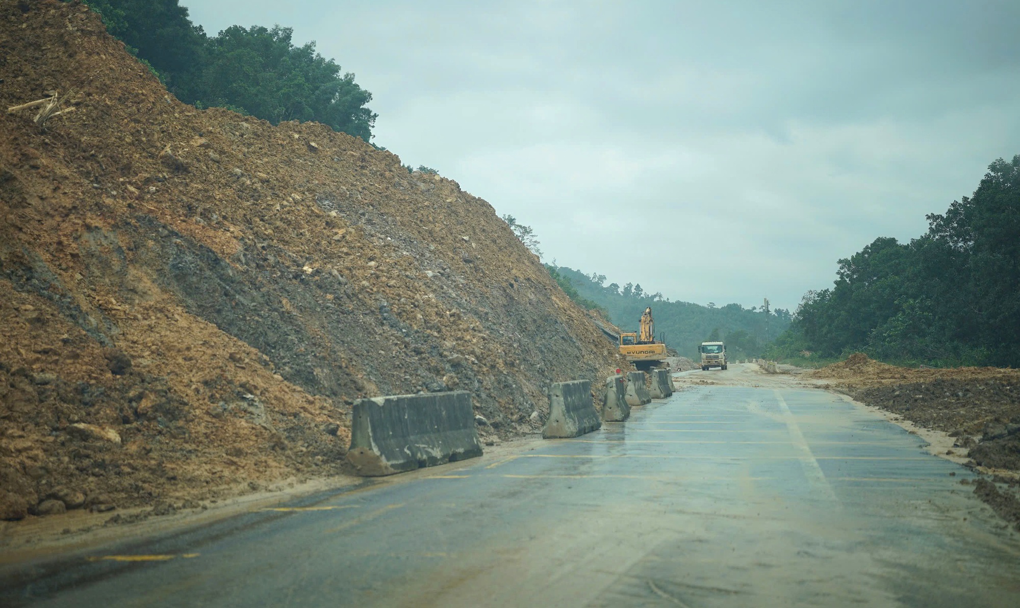 H&igrave;nh ảnh ng&agrave;y đầu cao tốc La Sơn - H&ograve;a Li&ecirc;n th&ocirc;ng xe sau sạt lở- Ảnh 14.