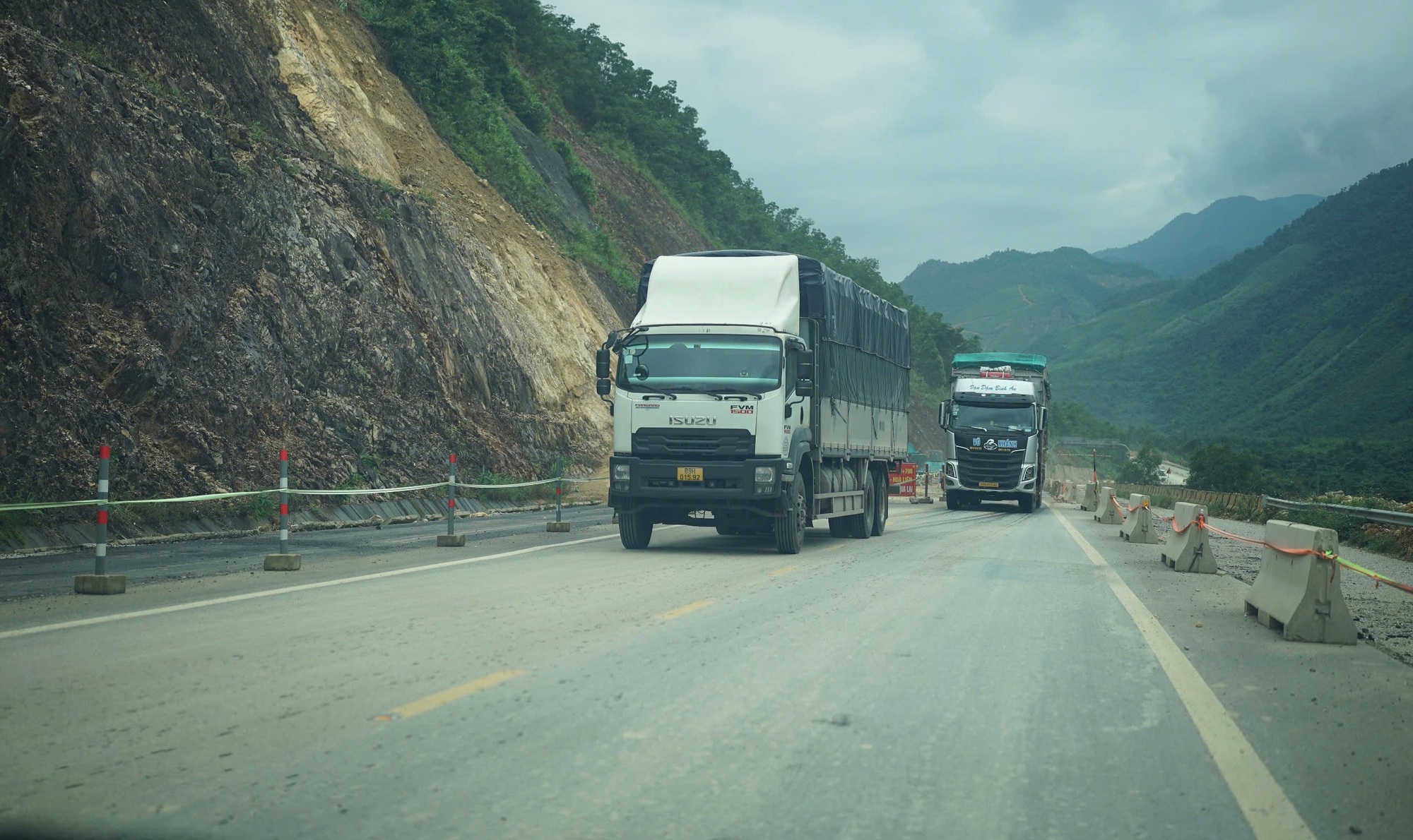 Hình ảnh ngày đầu cao tốc La Sơn - Hòa Liên thông xe sau sạt lở- Ảnh 12. Hình ảnh ngày đầu cao tốc La Sơn - Hòa Liên thông xe sau sạt lở- Ảnh 12.