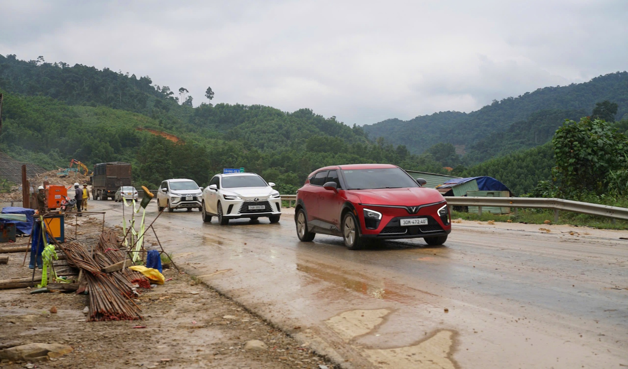 H&igrave;nh ảnh ng&agrave;y đầu cao tốc La Sơn - H&ograve;a Li&ecirc;n th&ocirc;ng xe sau sạt lở- Ảnh 13.