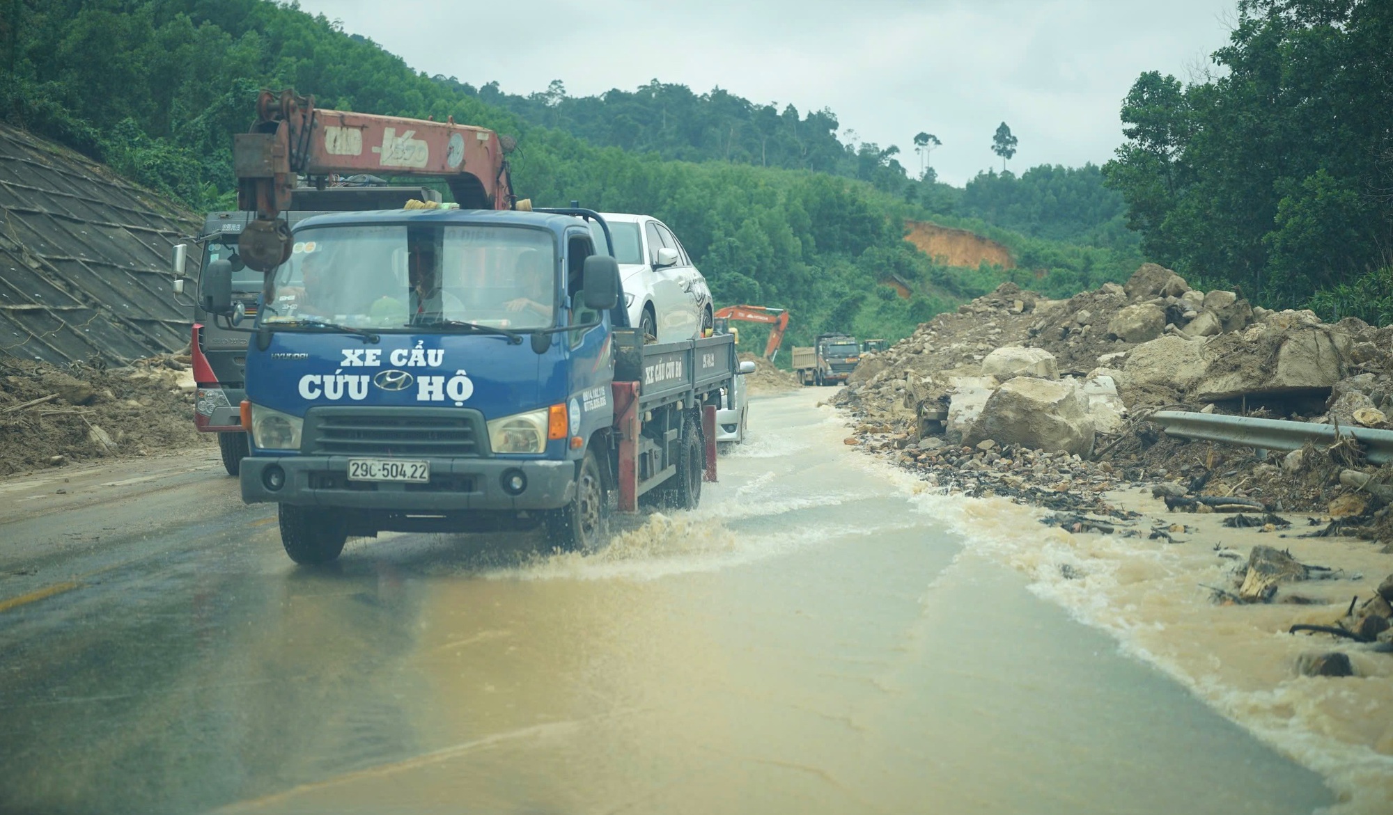 H&igrave;nh ảnh ng&agrave;y đầu cao tốc La Sơn - H&ograve;a Li&ecirc;n th&ocirc;ng xe sau sạt lở- Ảnh 15.
