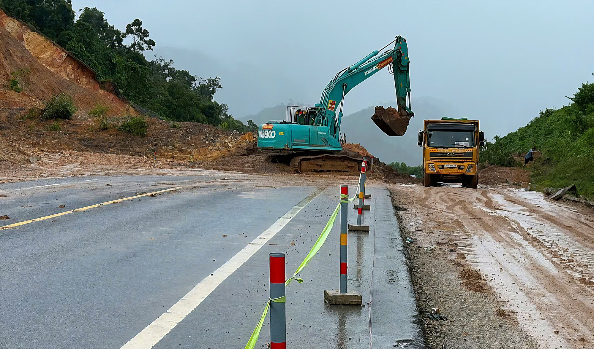 H&igrave;nh ảnh ng&agrave;y đầu cao tốc La Sơn - H&ograve;a Li&ecirc;n th&ocirc;ng xe sau sạt lở- Ảnh 16.
