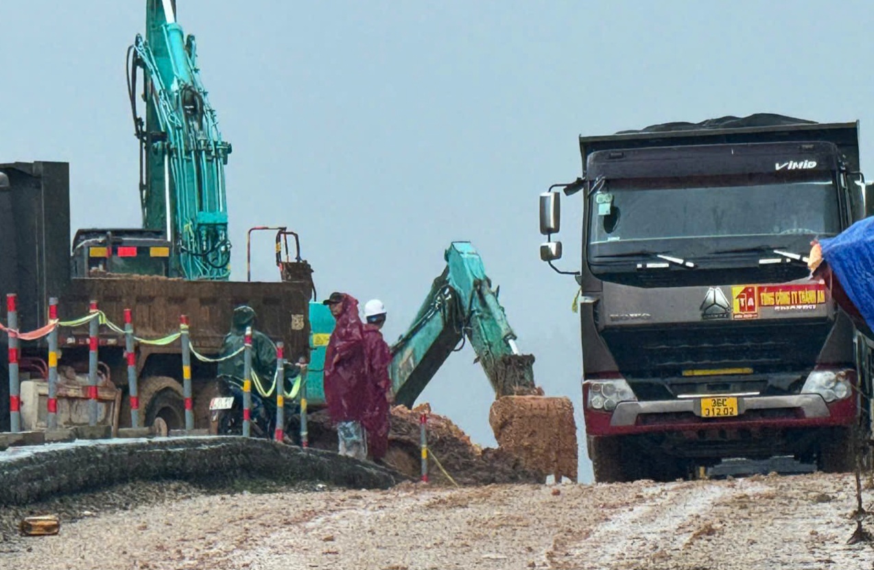H&igrave;nh ảnh ng&agrave;y đầu cao tốc La Sơn - H&ograve;a Li&ecirc;n th&ocirc;ng xe sau sạt lở- Ảnh 17.