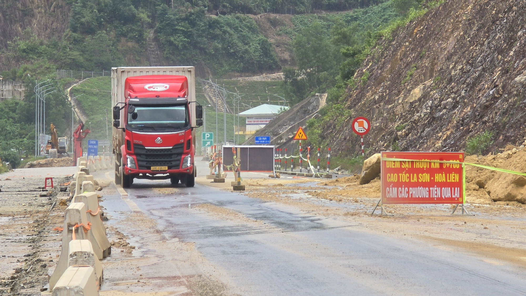 H&igrave;nh ảnh ng&agrave;y đầu cao tốc La Sơn - H&ograve;a Li&ecirc;n th&ocirc;ng xe sau sạt lở- Ảnh 1.