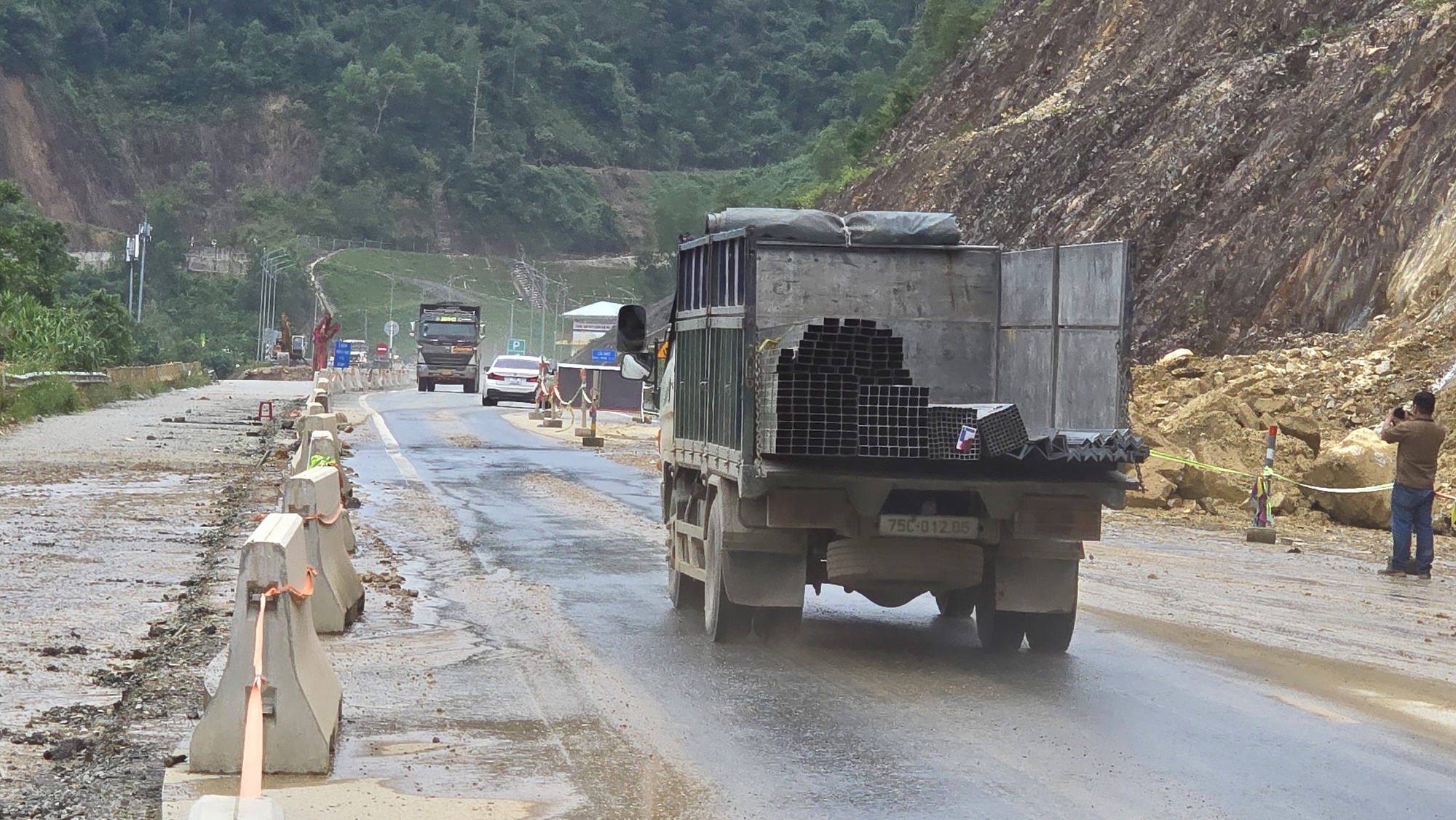 Hình ảnh ngày đầu cao tốc La Sơn - Hòa Liên thông xe sau sạt lở- Ảnh 11. Hình ảnh ngày đầu cao tốc La Sơn - Hòa Liên thông xe sau sạt lở- Ảnh 11.