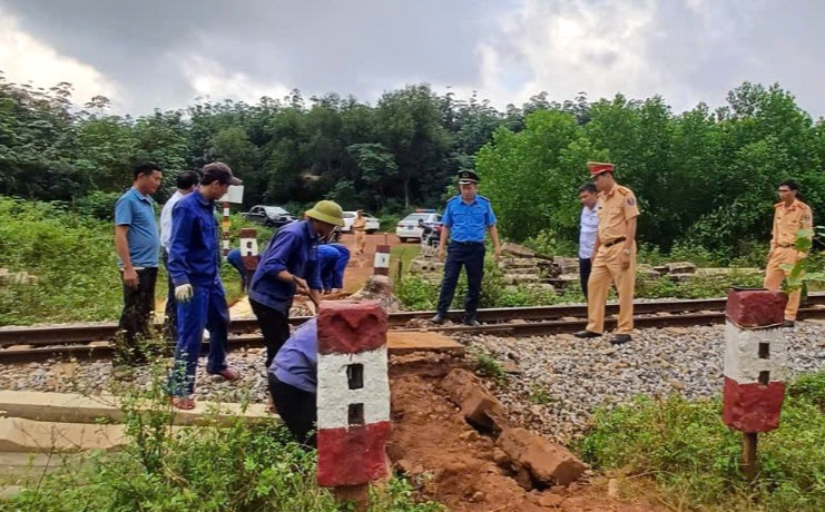 Quảng Trị: Đóng hàng loạt lối đi tự mở qua đường sắt- Ảnh 3. Quảng Trị: Đóng hàng loạt lối đi tự mở qua đường sắt- Ảnh 3.