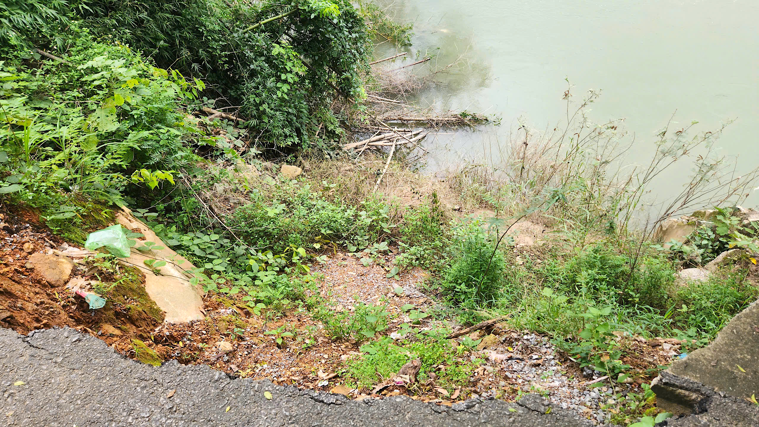 Sạt lở nghi&ecirc;m trọng tr&ecirc;n tuyến đường huyết mạch ở Quảng Ng&atilde;i- Ảnh 2.