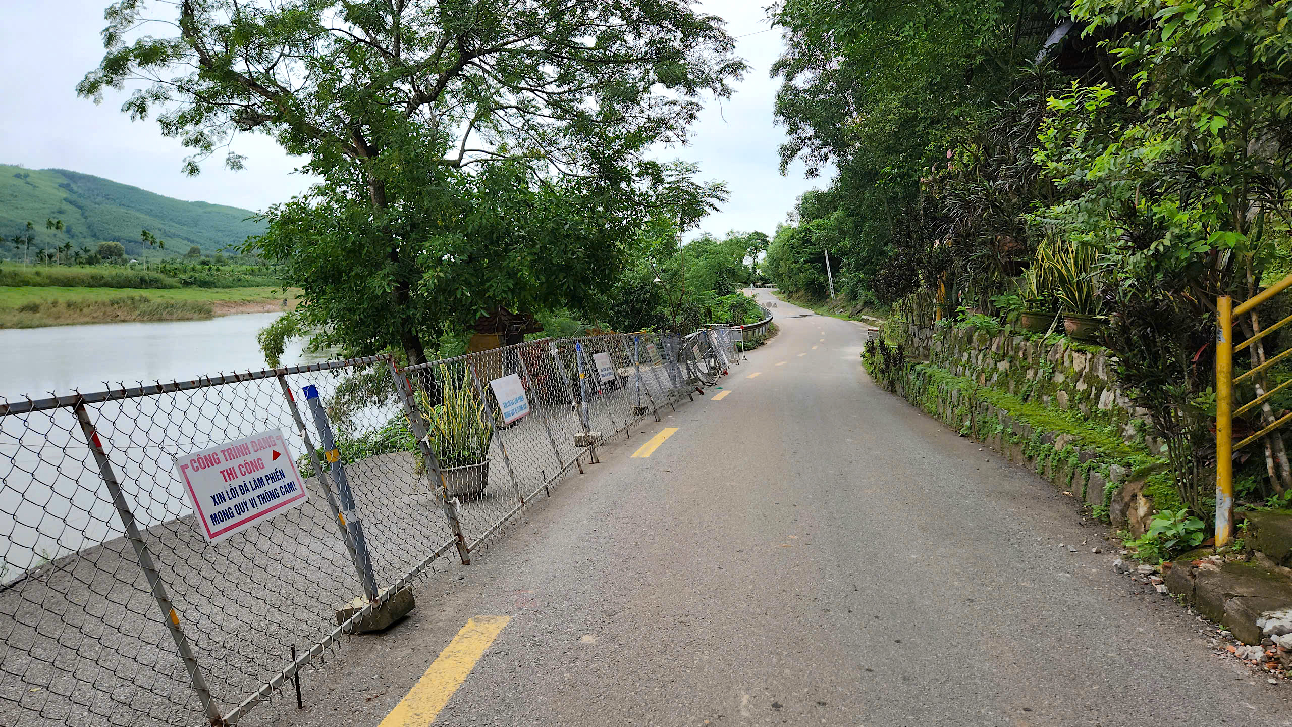 Sạt lở nghi&ecirc;m trọng tr&ecirc;n tuyến đường huyết mạch ở Quảng Ng&atilde;i- Ảnh 3.