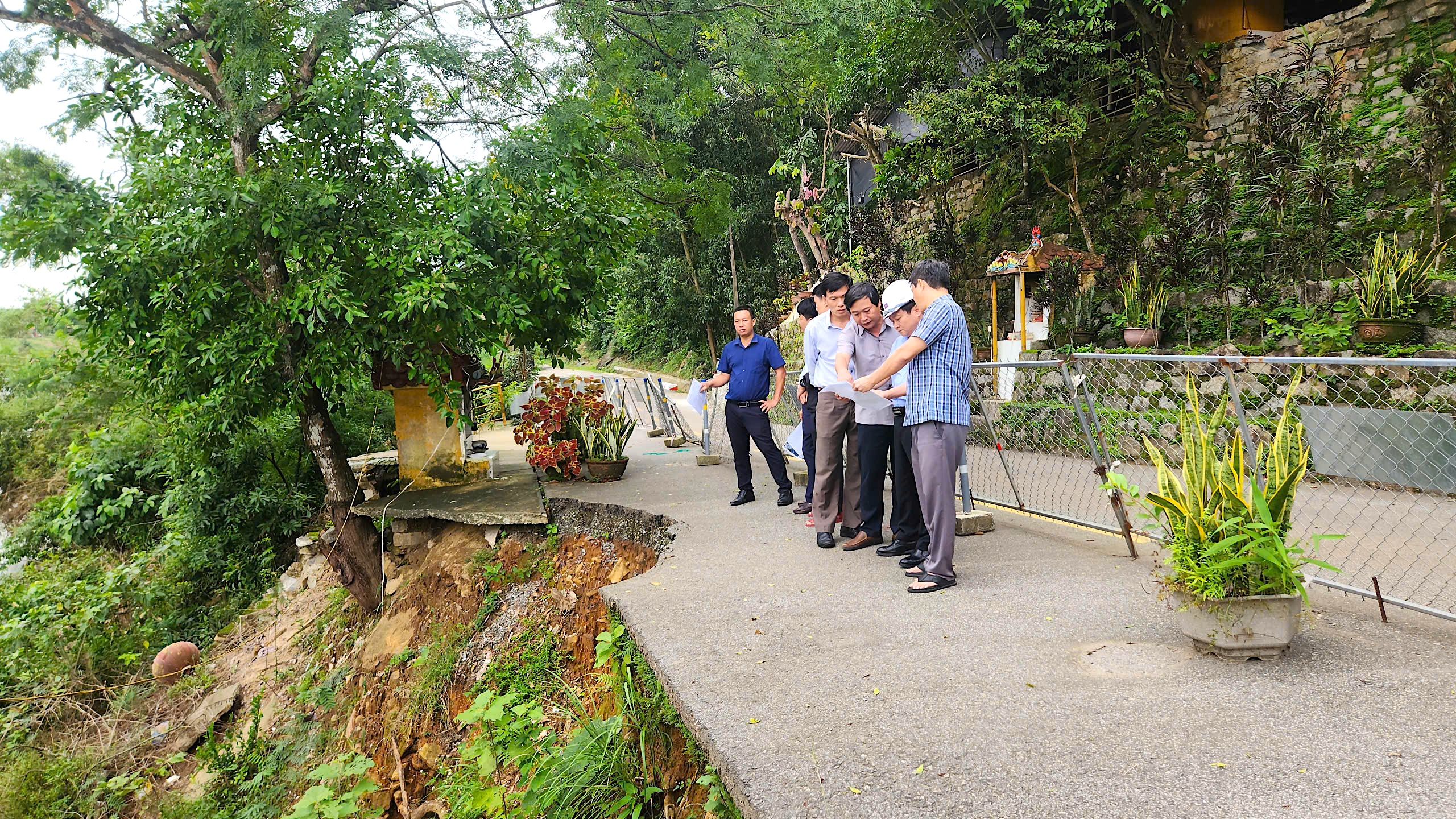 Sạt lở nghi&ecirc;m trọng tr&ecirc;n tuyến đường huyết mạch ở Quảng Ng&atilde;i- Ảnh 5.