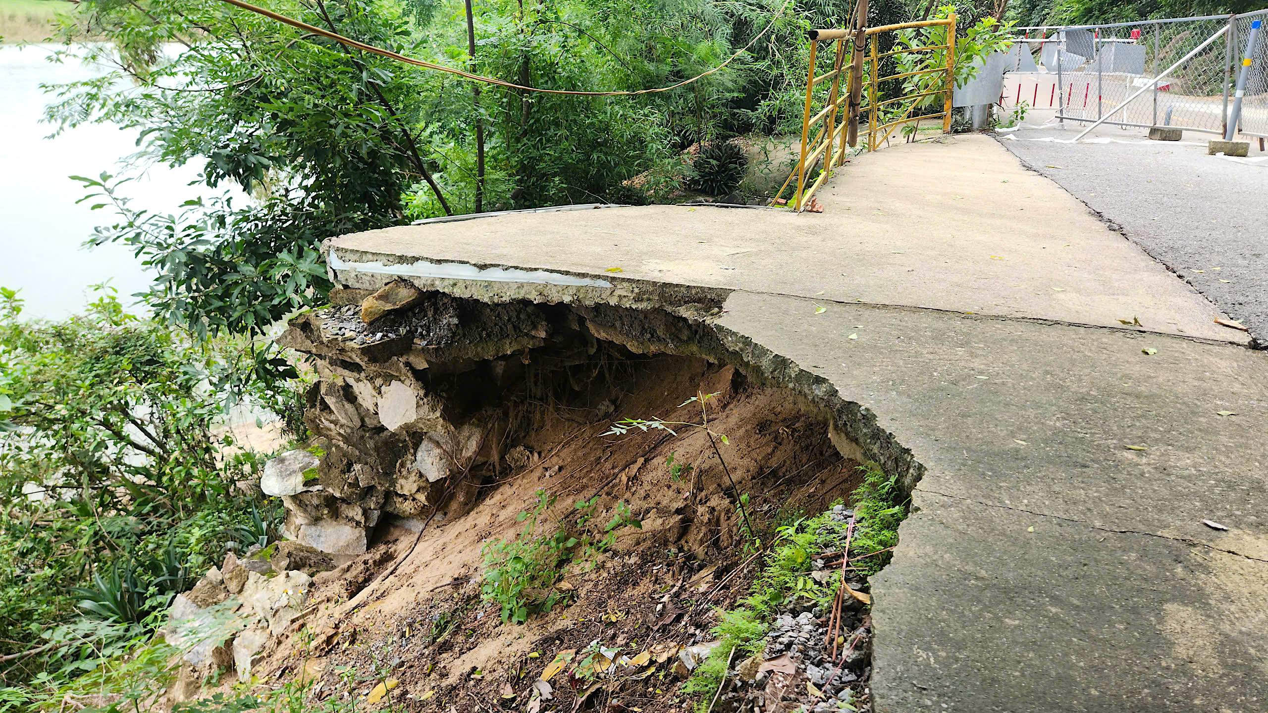 Sạt lở nghi&ecirc;m trọng tr&ecirc;n tuyến đường huyết mạch ở Quảng Ng&atilde;i- Ảnh 7.