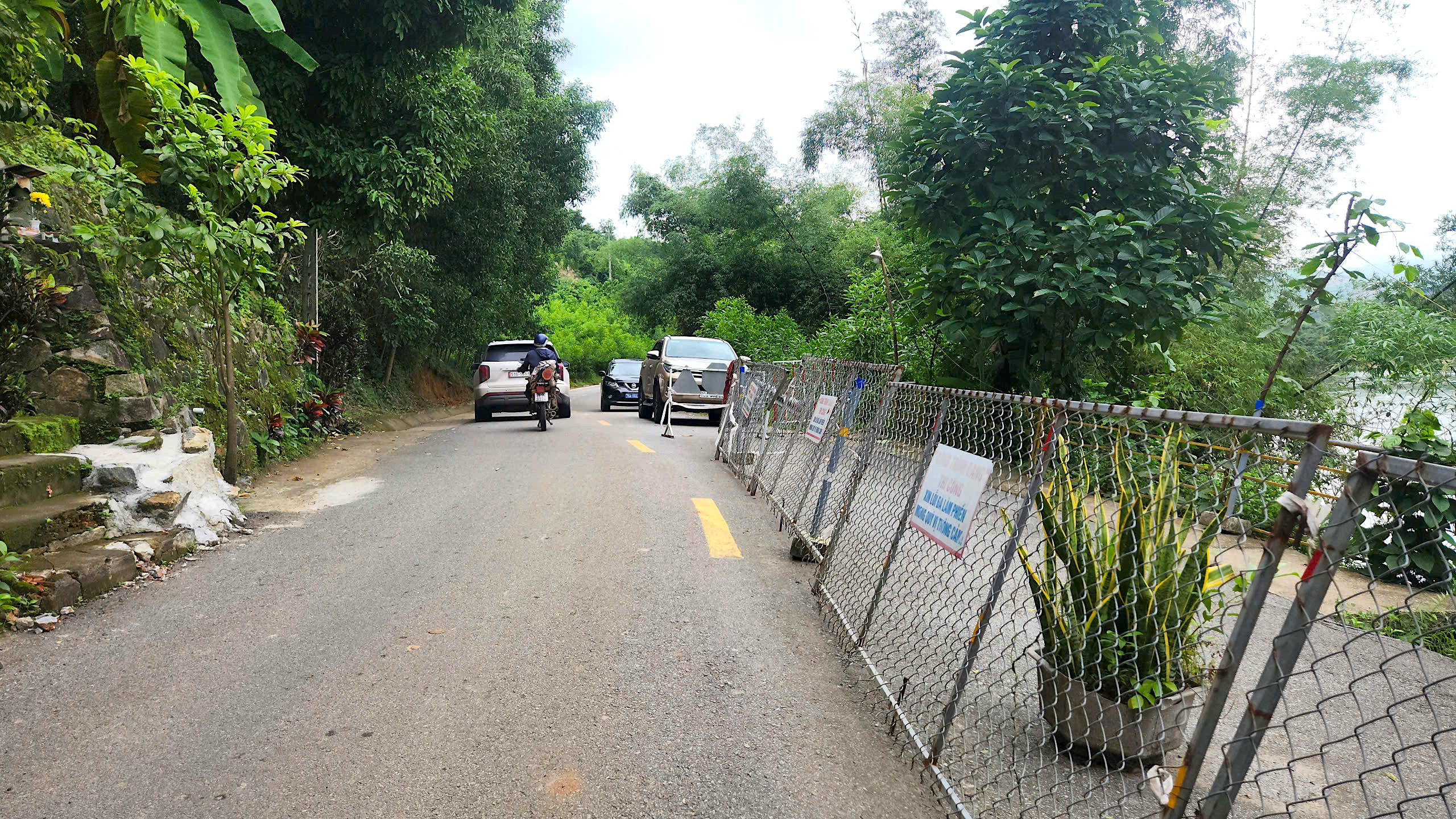 Sạt lở nghi&ecirc;m trọng tr&ecirc;n tuyến đường huyết mạch ở Quảng Ng&atilde;i- Ảnh 4.