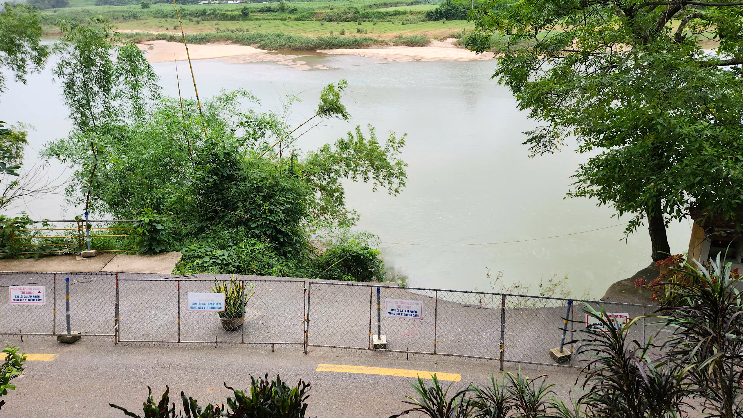 Sạt lở nghi&ecirc;m trọng tr&ecirc;n tuyến đường huyết mạch ở Quảng Ng&atilde;i- Ảnh 6.