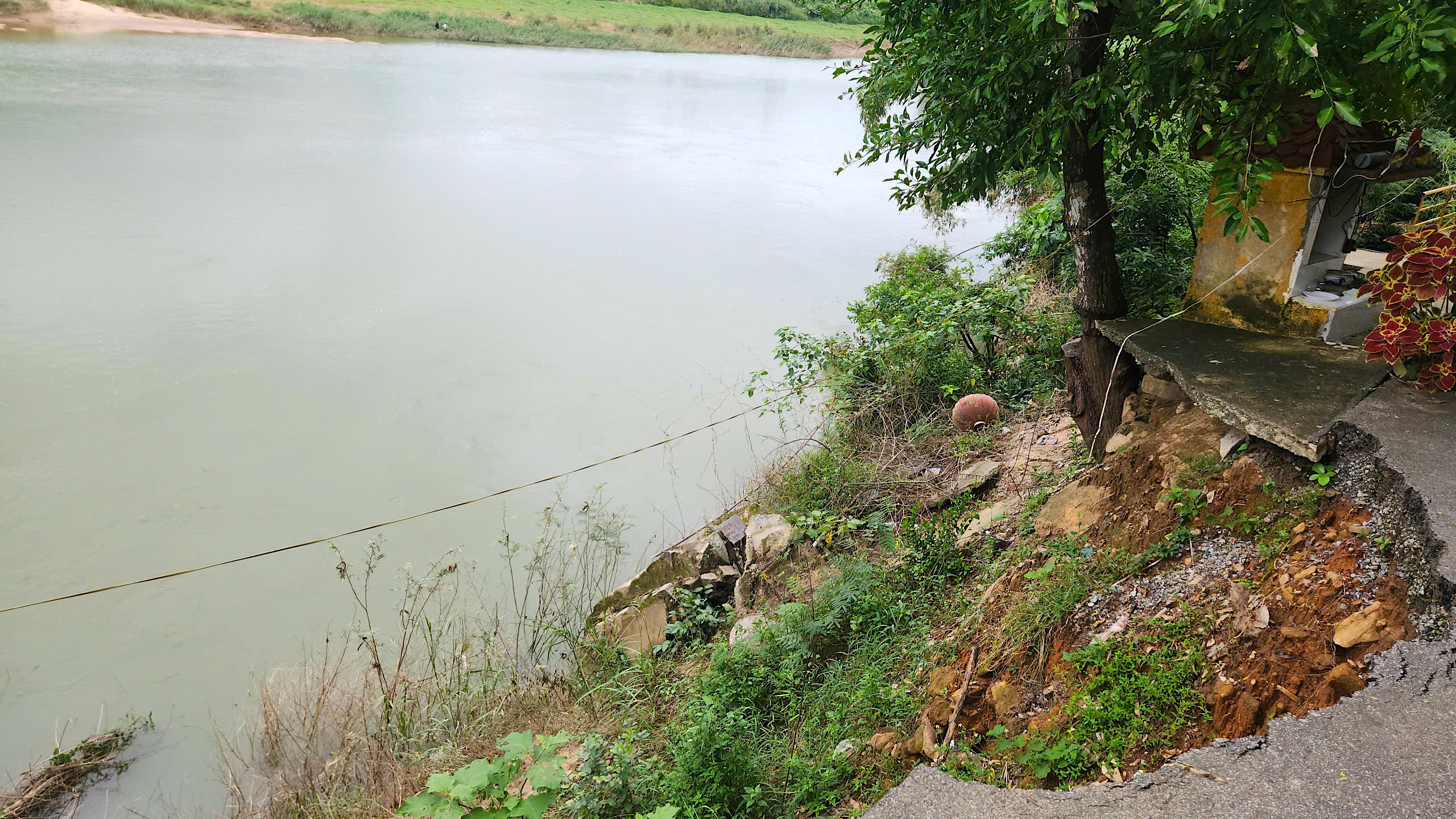 Sạt lở nghi&ecirc;m trọng tr&ecirc;n tuyến đường huyết mạch ở Quảng Ng&atilde;i- Ảnh 10.