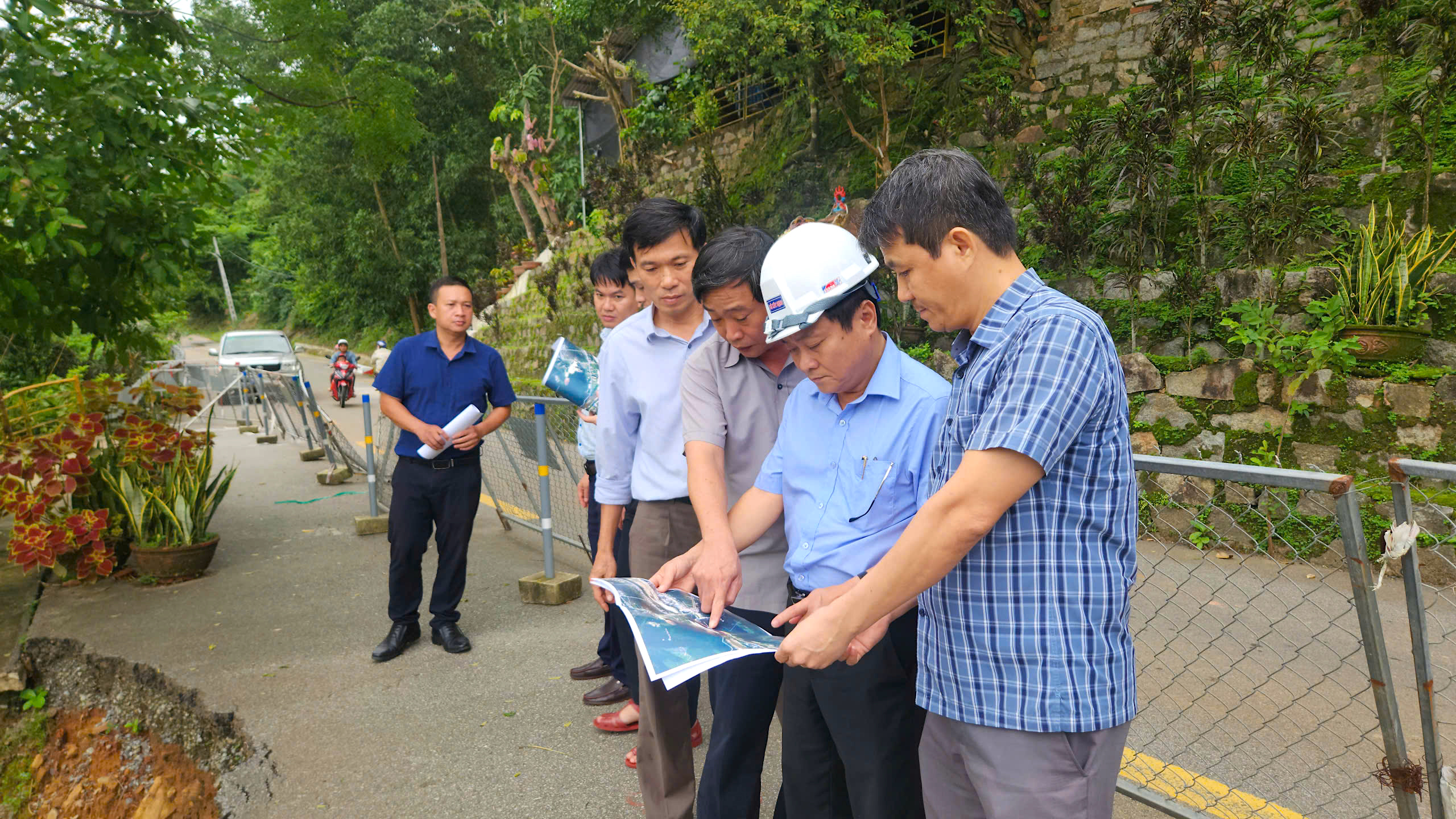 Sạt lở nghi&ecirc;m trọng tr&ecirc;n tuyến đường huyết mạch ở Quảng Ng&atilde;i- Ảnh 11.