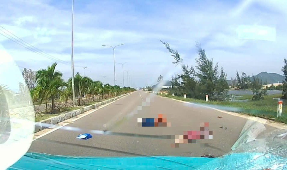 Gia Lai: Mẹ tử vong, con bị thương sau cú va chạm mạnh với xe taxi- Ảnh 1. Gia Lai: Mẹ tử vong, con bị thương sau cú va chạm mạnh với xe taxi- Ảnh 1.