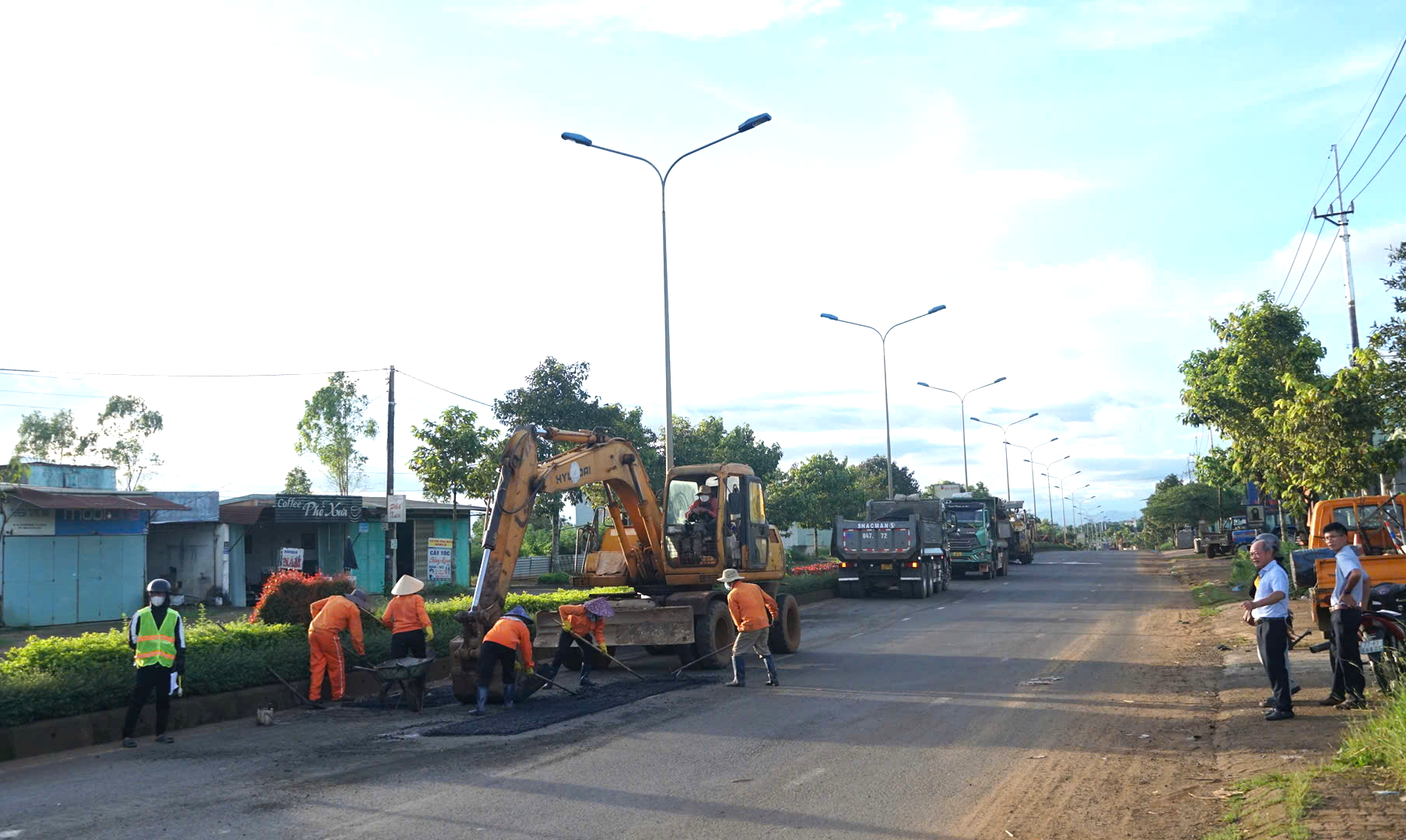 Thi công đảm bảo an toàn giao thông đường Hồ Chí Minh đoạn Quảng Ngãi - Gia Lai- Ảnh 1. Thi công đảm bảo an toàn giao thông đường Hồ Chí Minh đoạn Quảng Ngãi - Gia Lai- Ảnh 1.