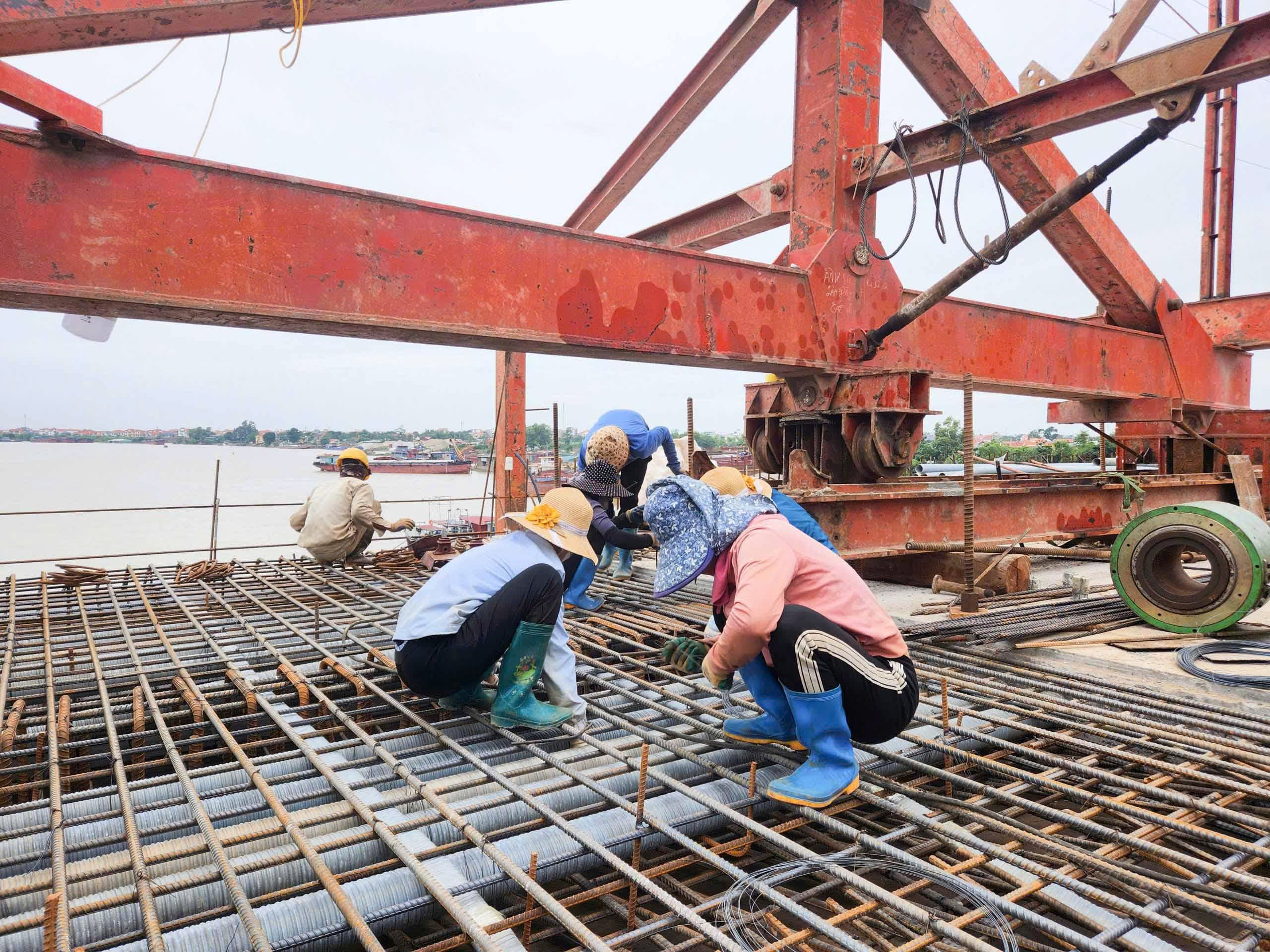 Sau chỉ đạo của Chủ tịch tỉnh Bắc Ninh, cầu gần 2.200 tỷ đồng thi c&ocirc;ng ra sao?- Ảnh 10.
