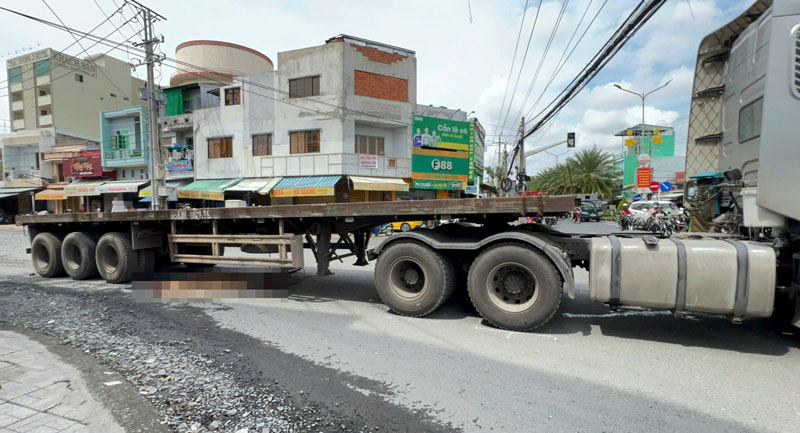 Hiện trường vụ tai nạn khiến b&agrave; L tử vong tại chỗ - Ảnh: N.H.