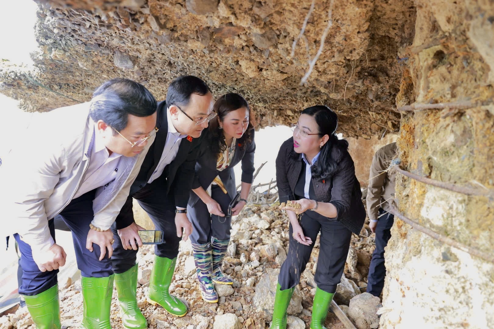 Ph&uacute; Thọ: Đo&agrave;n c&ocirc;ng t&aacute;c của Quốc hội khảo s&aacute;t thực tế sự cố cầu S&ocirc;ng L&ocirc;- Ảnh 3.