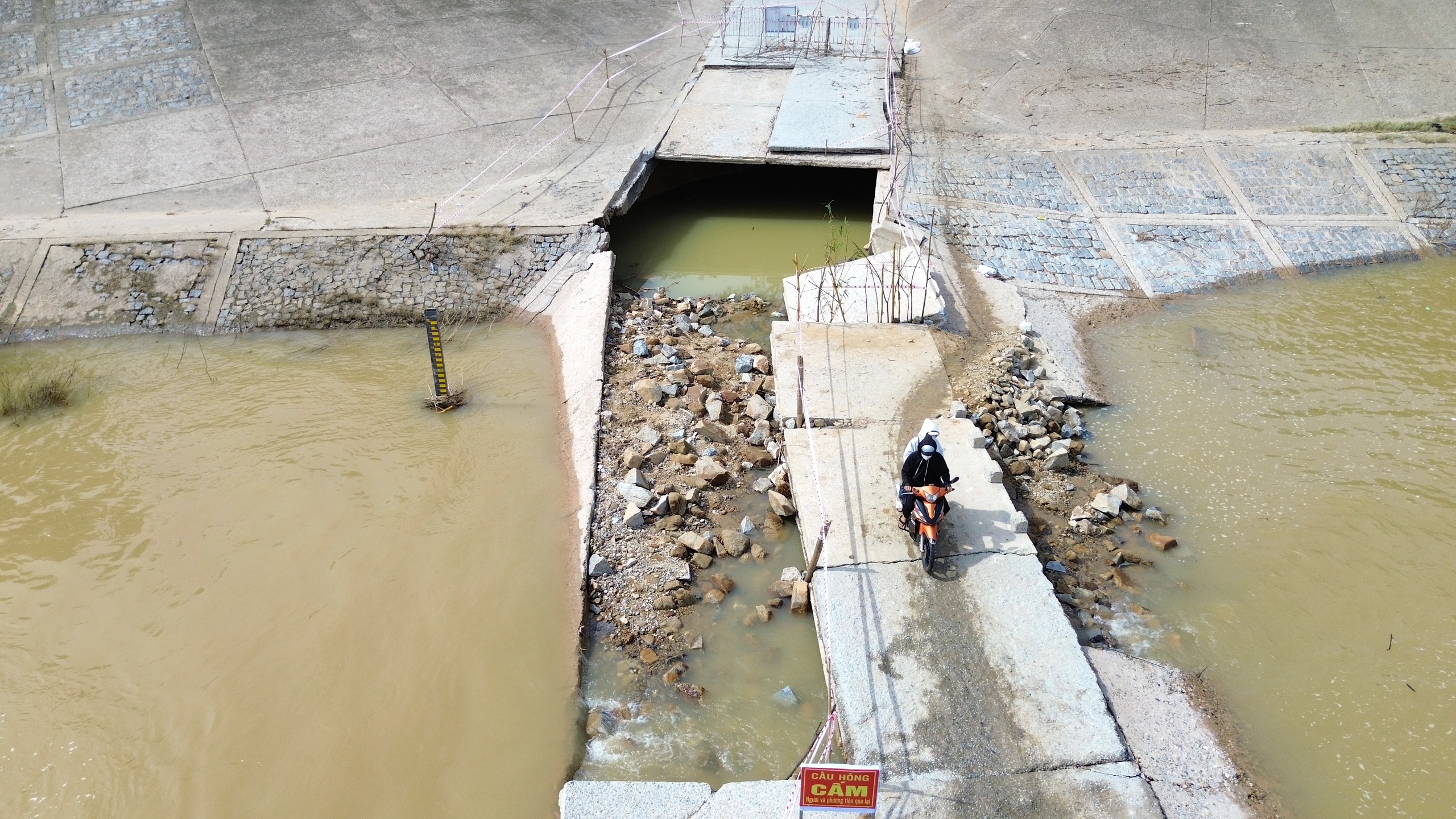 Quảng Ng&atilde;i: Người d&acirc;n liều m&igrave;nh băng qua cầu tr&agrave;n bị lũ cuốn tr&ocirc;i mặt b&ecirc; t&ocirc;ng- Ảnh 4.