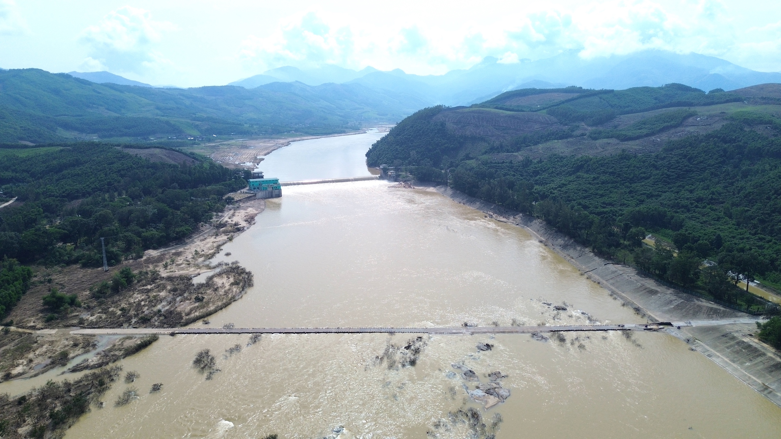 Quảng Ng&atilde;i: Người d&acirc;n liều m&igrave;nh băng qua cầu tr&agrave;n bị lũ cuốn tr&ocirc;i mặt b&ecirc; t&ocirc;ng- Ảnh 12.