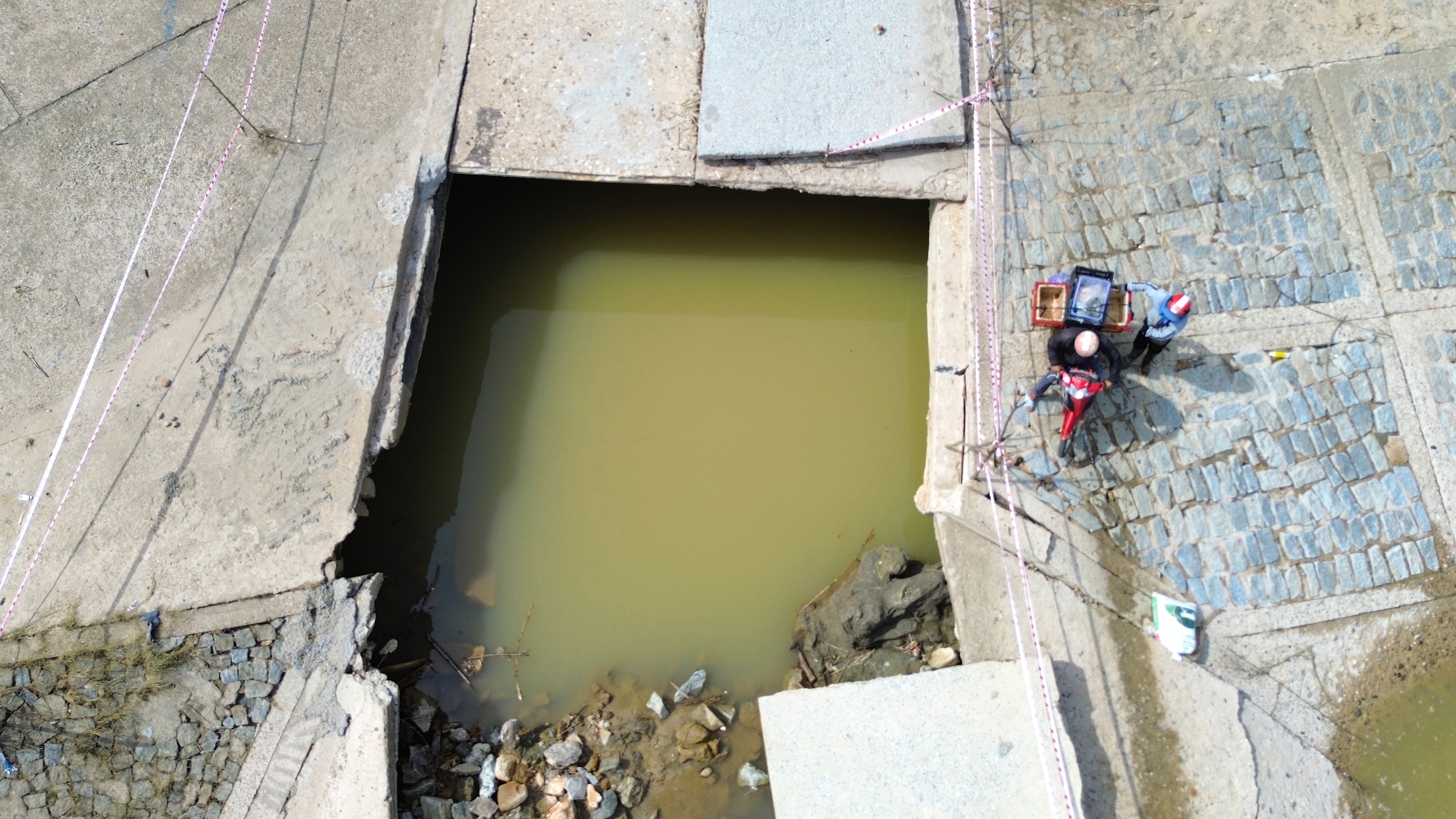 Quảng Ng&atilde;i: Người d&acirc;n liều m&igrave;nh băng qua cầu tr&agrave;n bị lũ cuốn tr&ocirc;i mặt b&ecirc; t&ocirc;ng- Ảnh 6.