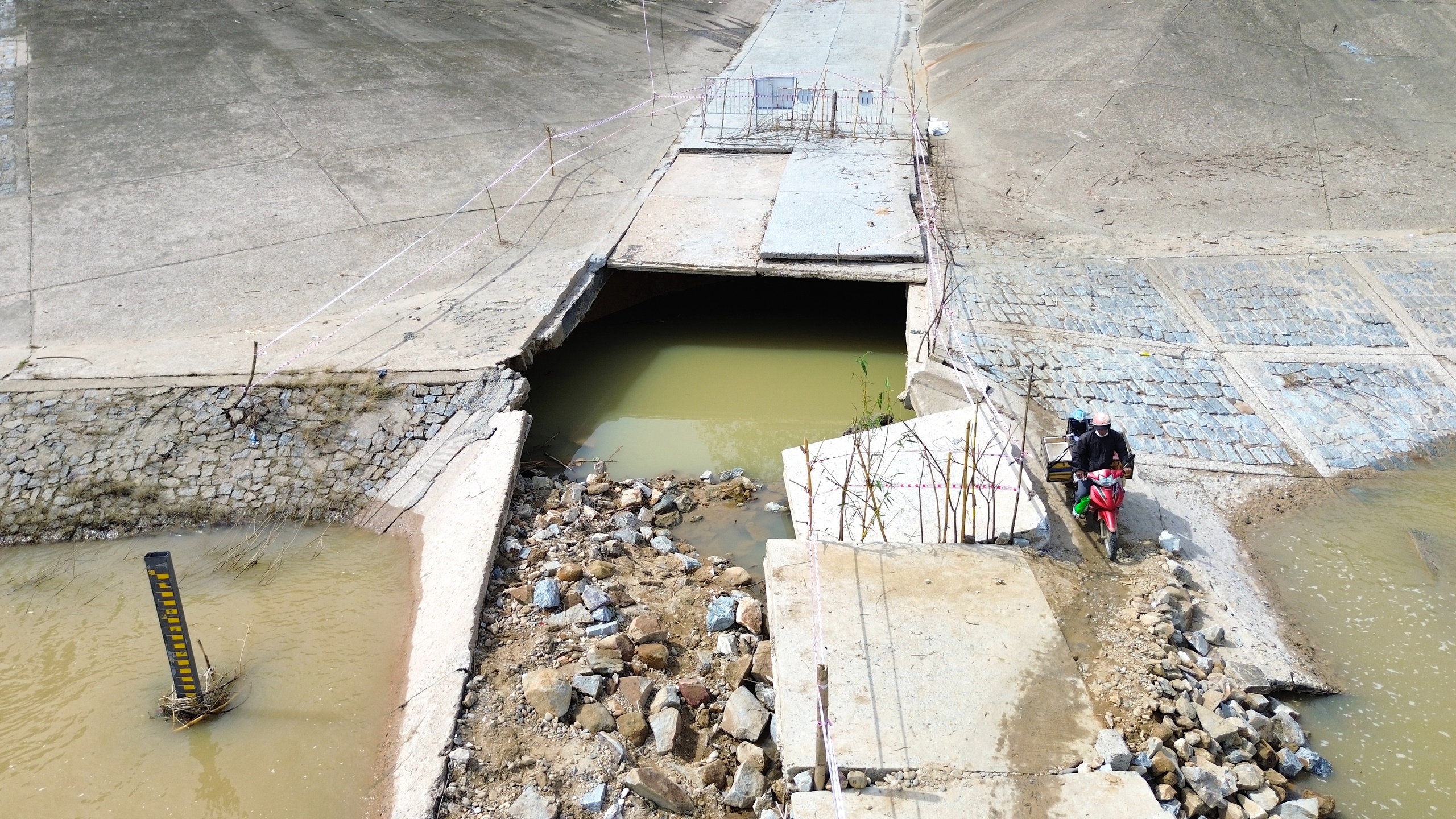 Quảng Ng&atilde;i: Người d&acirc;n liều m&igrave;nh băng qua cầu tr&agrave;n bị lũ cuốn tr&ocirc;i mặt b&ecirc; t&ocirc;ng- Ảnh 8.