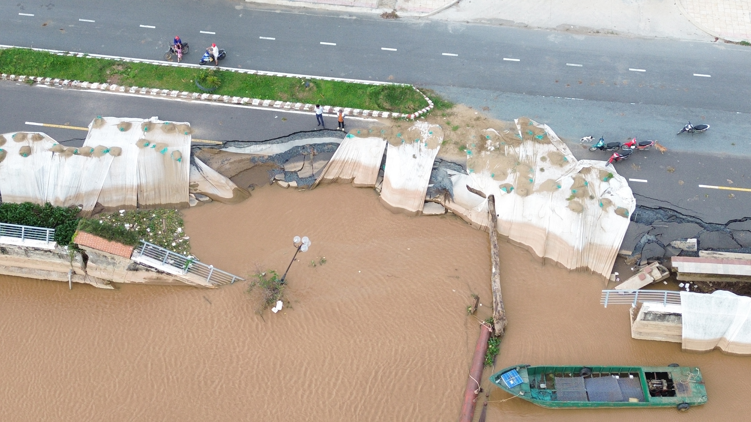 Đồng Th&aacute;p: X&acirc;y dựng khẩn cấp k&egrave; chống sạt lở s&ocirc;ng Tiền- Ảnh 1.