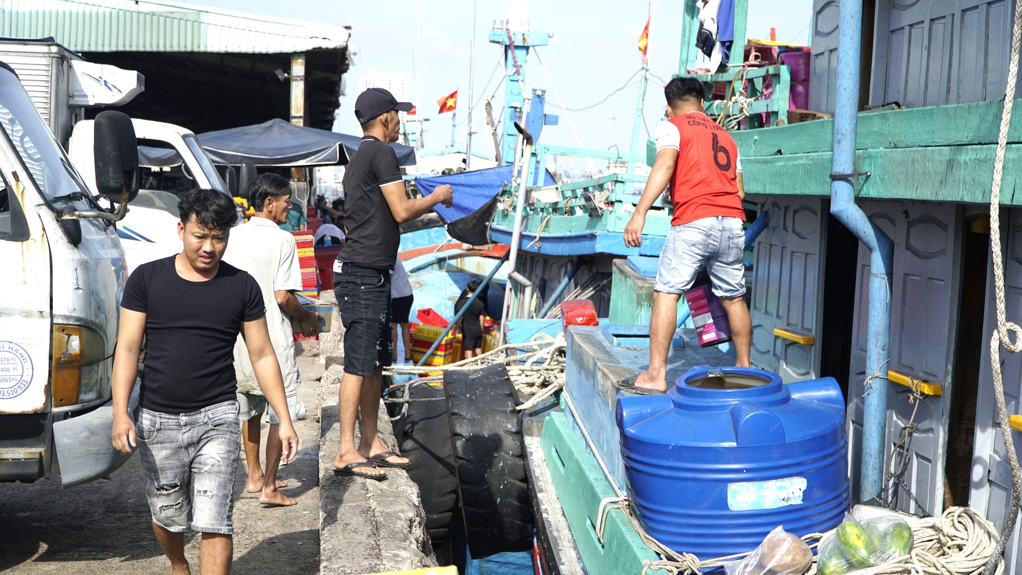 Sau b&atilde;o dữ, ngư d&acirc;n Gia Lai trở lại vươn khơi b&aacute;m biển- Ảnh 6.