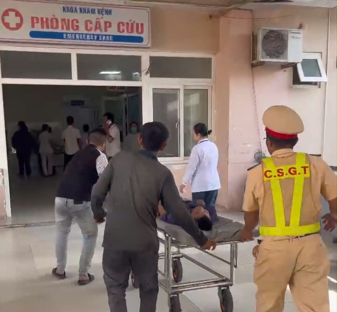 Cảnh s&aacute;t giao th&ocirc;ng Gia Lai dẫn đường đưa người đ&agrave;n &ocirc;ng đi cấp cứu- Ảnh 1.
