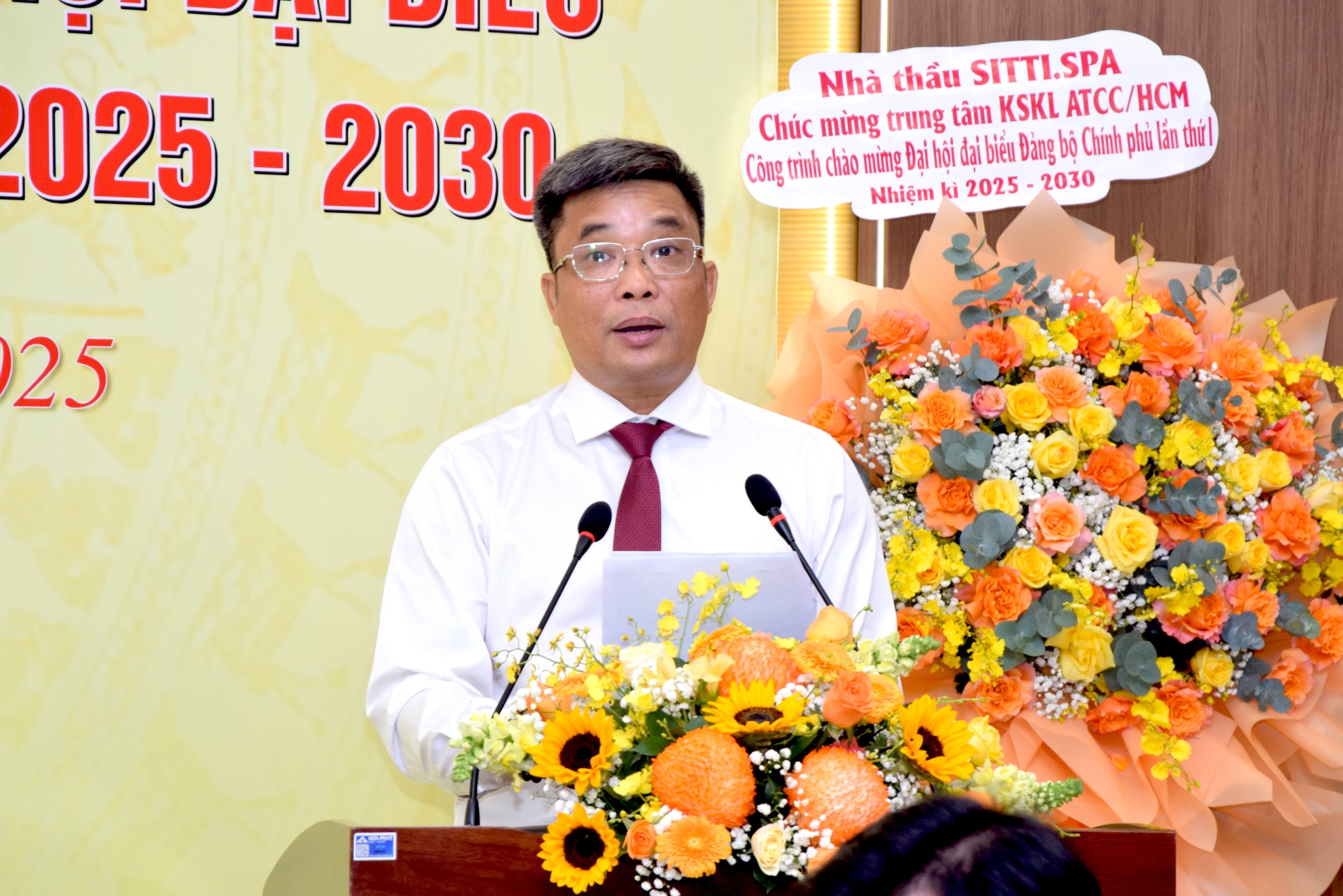 Gắn biển c&ocirc;ng tr&igrave;nh ng&agrave;nh X&acirc;y dựng ch&agrave;o mừng Đại hội Đảng bộ Ch&iacute;nh phủ lần thứ I- Ảnh 2.