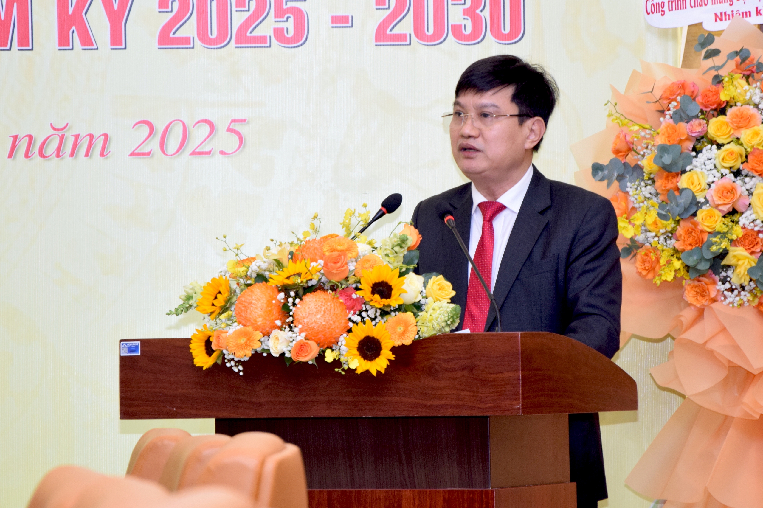 Gắn biển c&ocirc;ng tr&igrave;nh ng&agrave;nh X&acirc;y dựng ch&agrave;o mừng Đại hội Đảng bộ Ch&iacute;nh phủ lần thứ I- Ảnh 7.