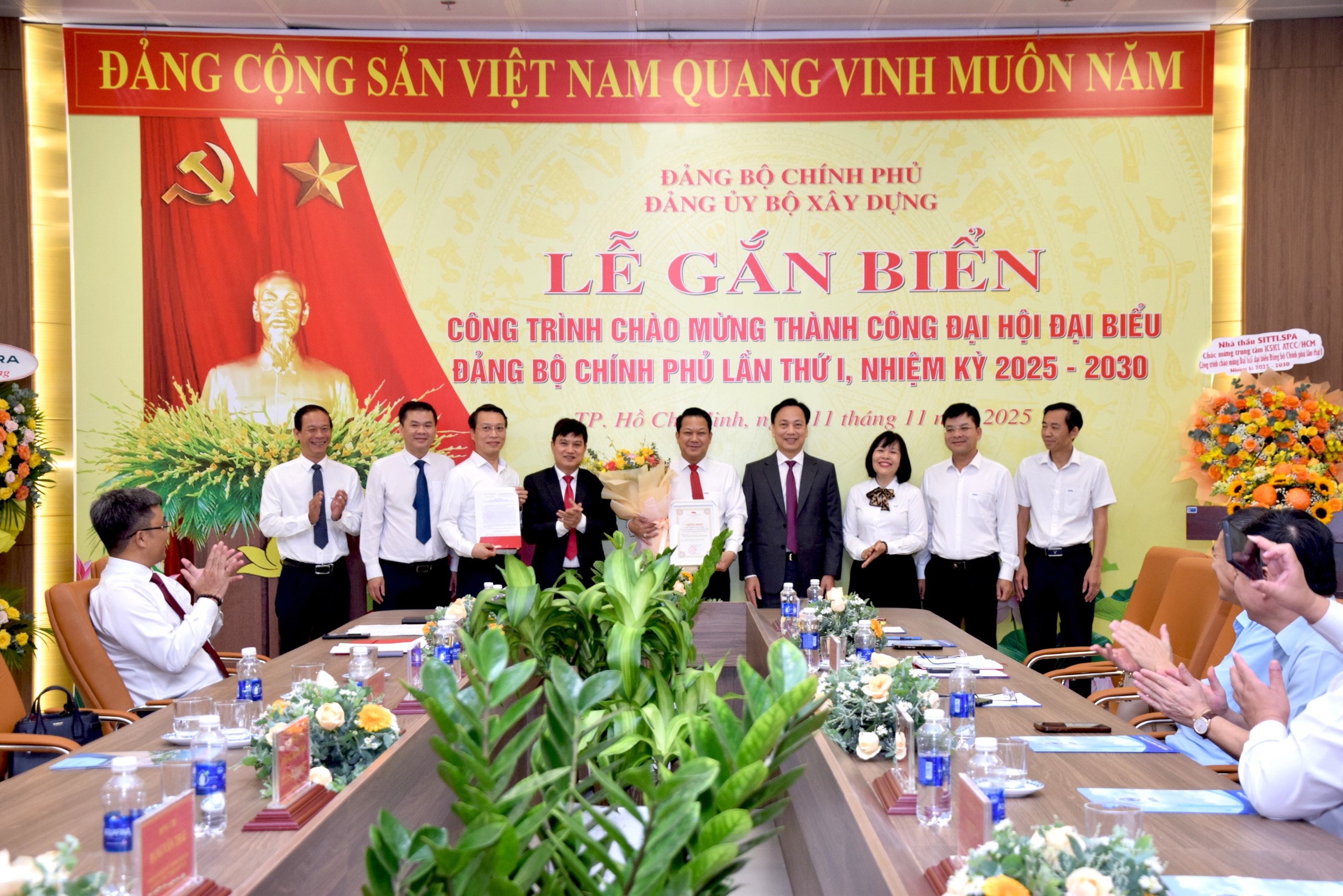 Gắn biển c&ocirc;ng tr&igrave;nh ng&agrave;nh X&acirc;y dựng ch&agrave;o mừng Đại hội Đảng bộ Ch&iacute;nh phủ lần thứ I- Ảnh 4.