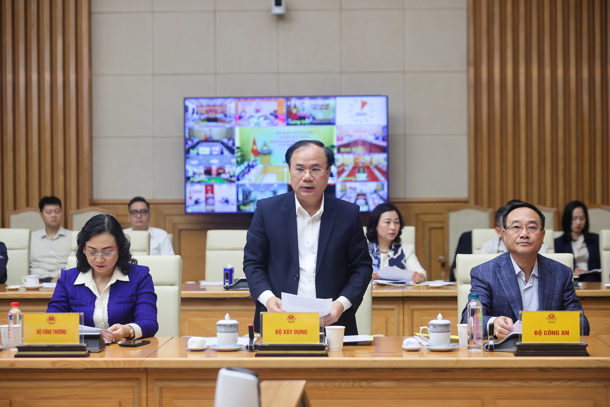 Thủ tướng: Kh&ocirc;ng để người d&acirc;n phải mất th&ecirc;m chi ph&iacute; khi tiếp cận nh&agrave; ở x&atilde; hội- Ảnh 2.