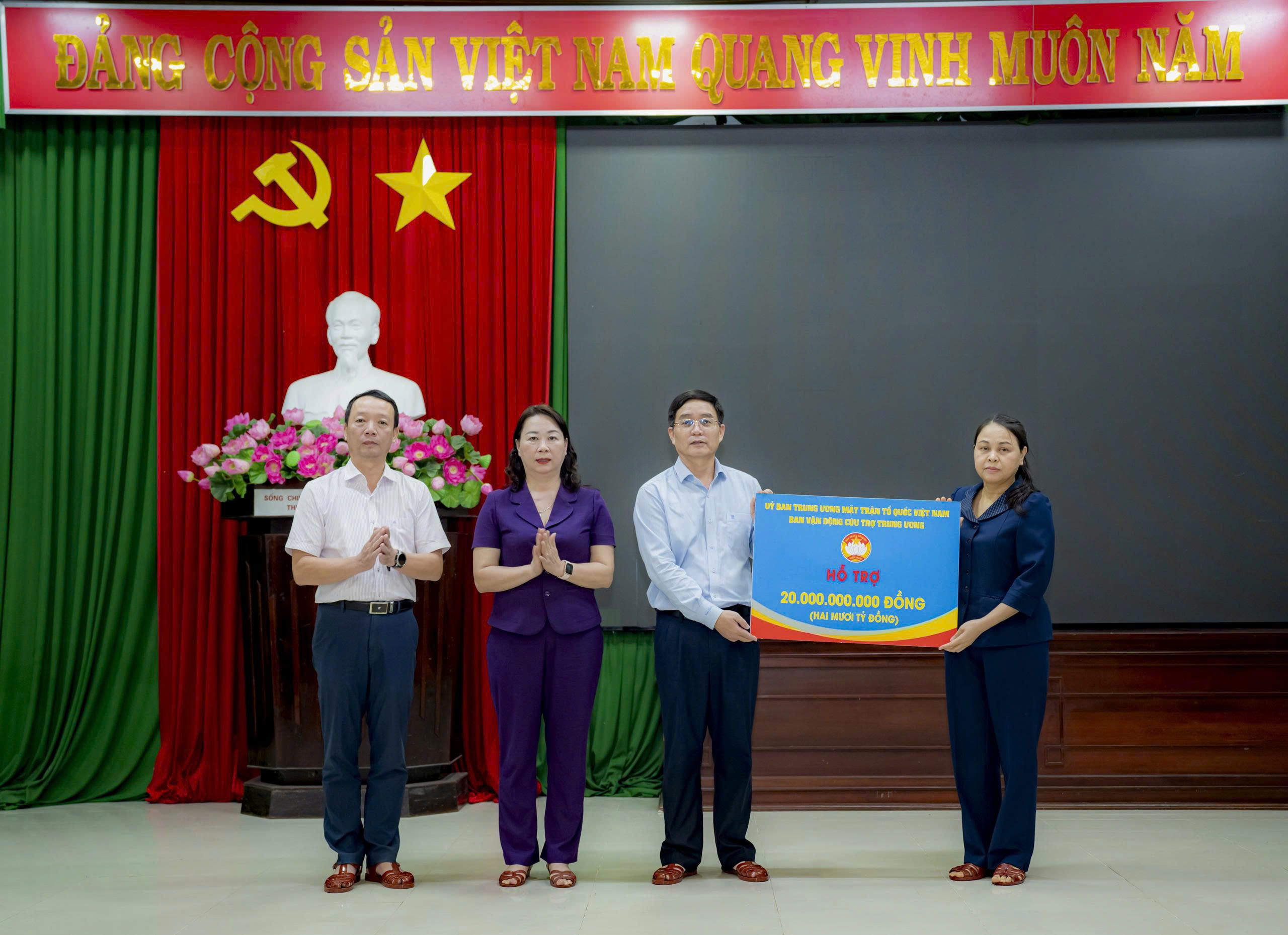 Huế: Tiếp nhận hơn 380 tỷ đồng và nhiều phần quà ý nghĩa cho người dân vùng lũ- Ảnh 1. Huế: Tiếp nhận hơn 380 tỷ đồng và nhiều phần quà ý nghĩa cho người dân vùng lũ- Ảnh 1.