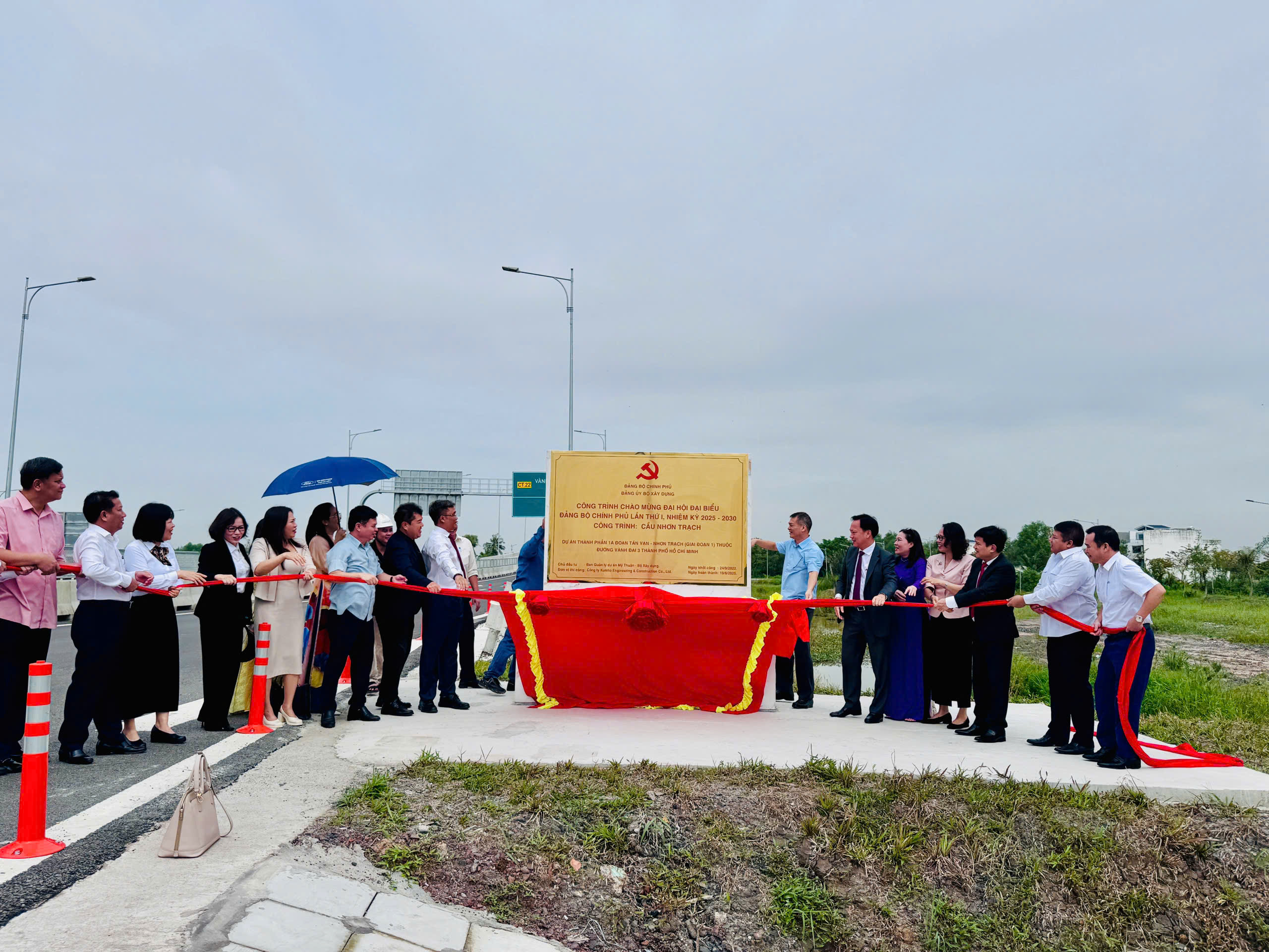 Gắn biển c&ocirc;ng tr&igrave;nh ng&agrave;nh X&acirc;y dựng ch&agrave;o mừng Đại hội Đảng bộ Ch&iacute;nh phủ lần thứ I- Ảnh 8.