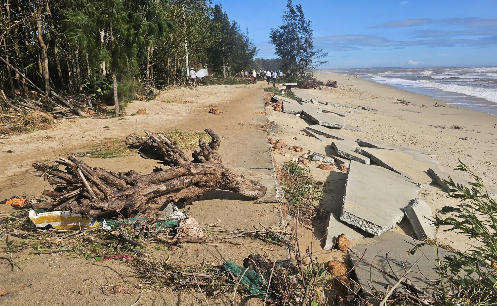 S&oacute;ng dữ x&eacute; toạc tuyến đường b&ecirc; t&ocirc;ng ven biển ở Quảng Ng&atilde;i- Ảnh 4.