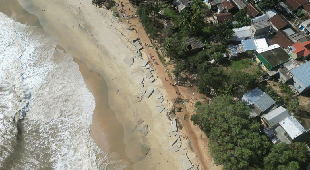 S&oacute;ng dữ x&eacute; toạc tuyến đường b&ecirc; t&ocirc;ng ven biển ở Quảng Ng&atilde;i- Ảnh 3.