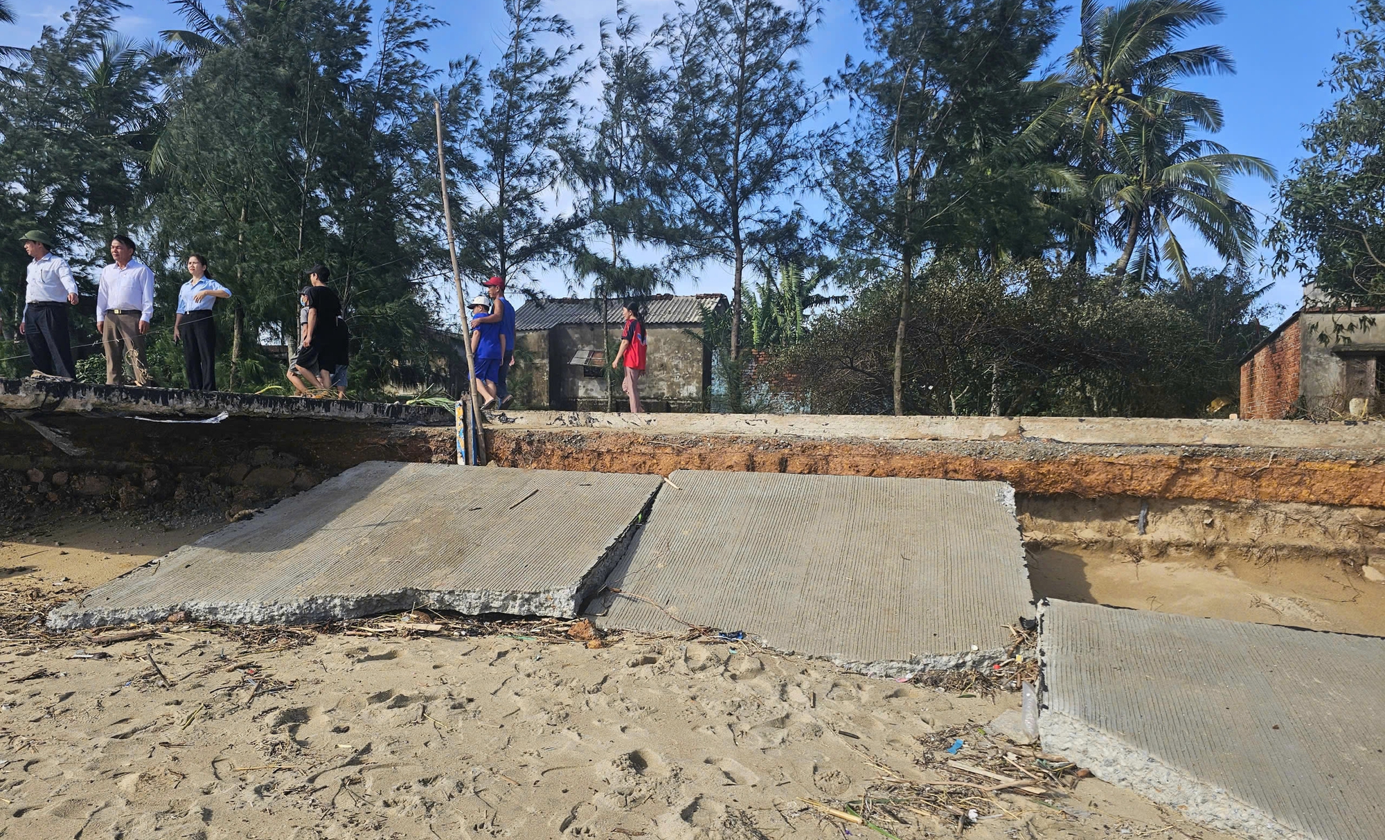 S&oacute;ng dữ x&eacute; toạc tuyến đường b&ecirc; t&ocirc;ng ven biển ở Quảng Ng&atilde;i- Ảnh 9.