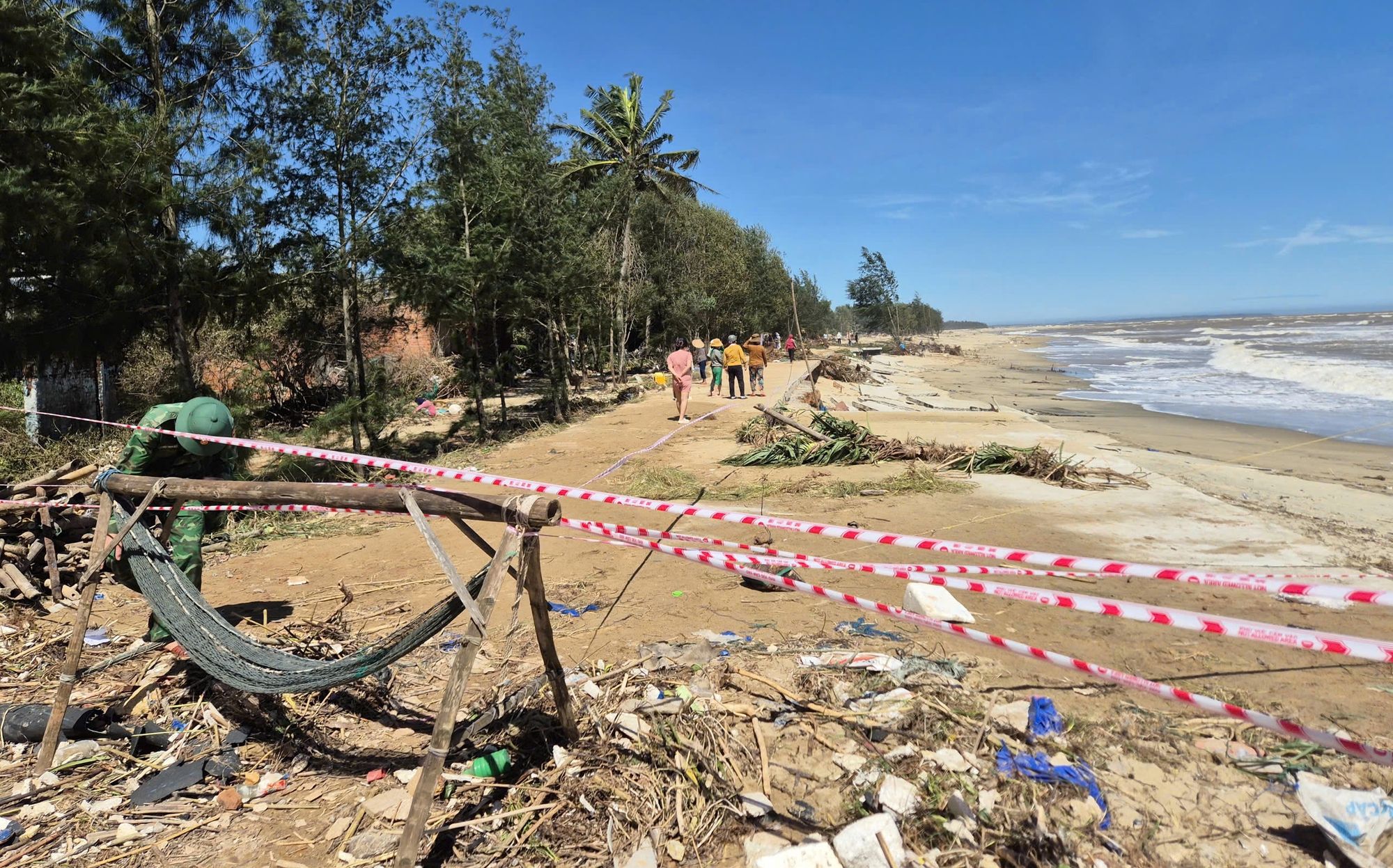 S&oacute;ng dữ x&eacute; toạc tuyến đường b&ecirc; t&ocirc;ng ven biển ở Quảng Ng&atilde;i- Ảnh 11.