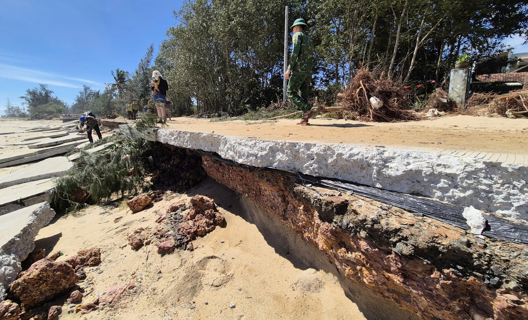 S&oacute;ng dữ x&eacute; toạc tuyến đường b&ecirc; t&ocirc;ng ven biển ở Quảng Ng&atilde;i- Ảnh 10.